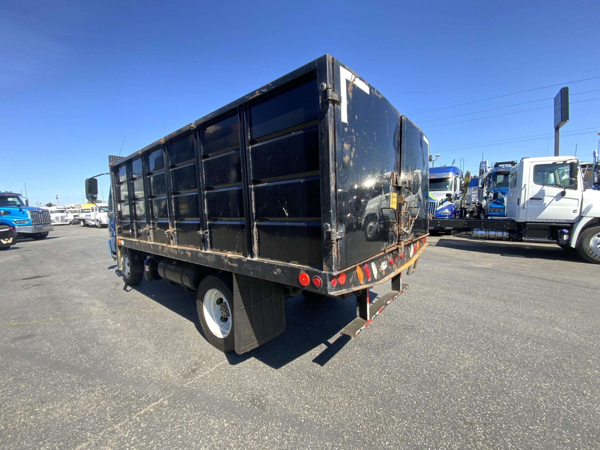 2018 HINO 195 - image 3 of 6
