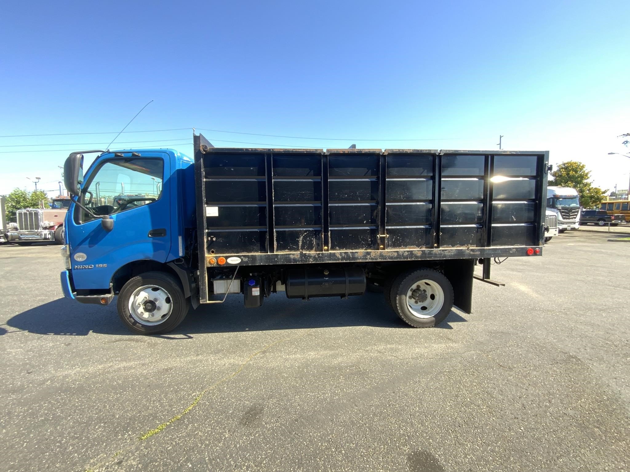 2018 HINO 195 - image 2 of 6