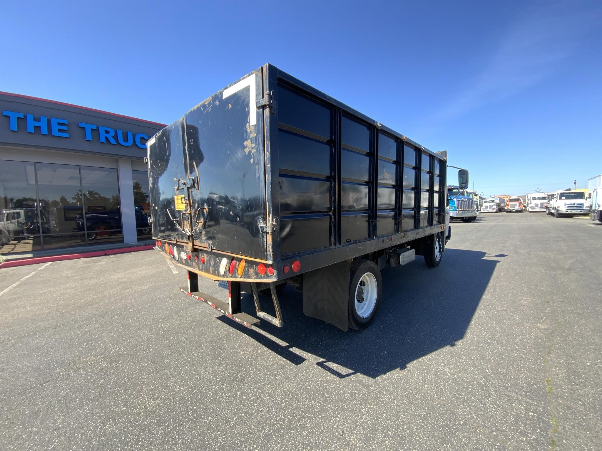 2018 HINO 195 - image 5 of 6