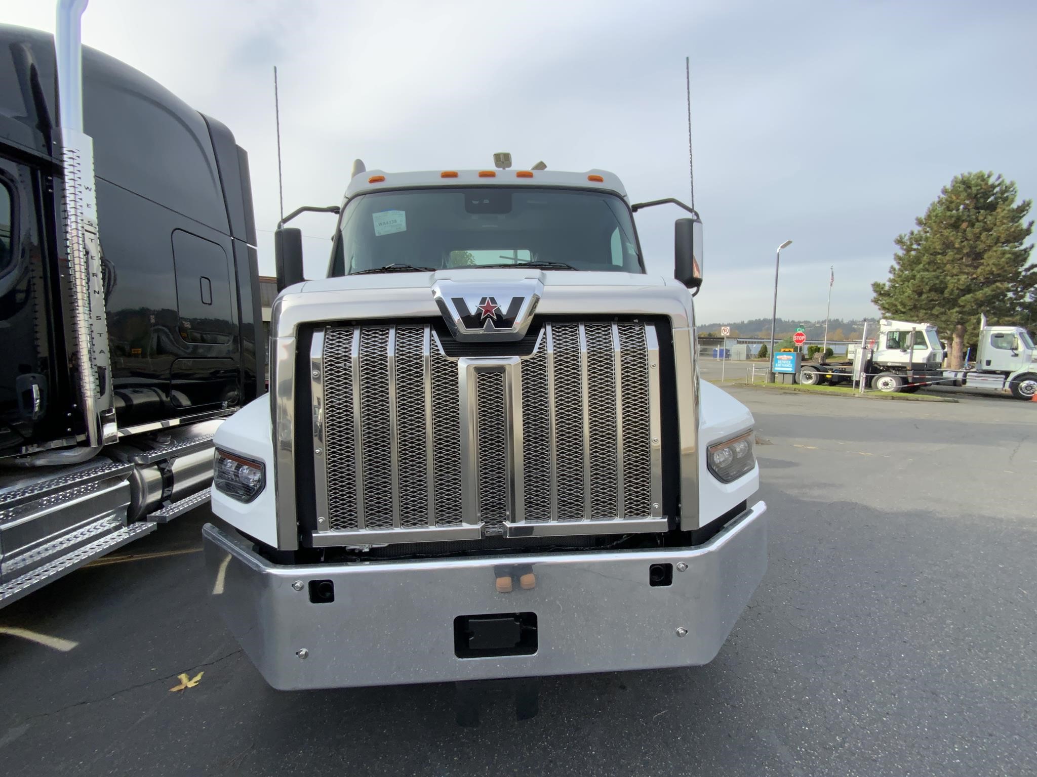 2025 WESTERN STAR 47X 2025 WESTERN STAR 47X - image 2 of 6