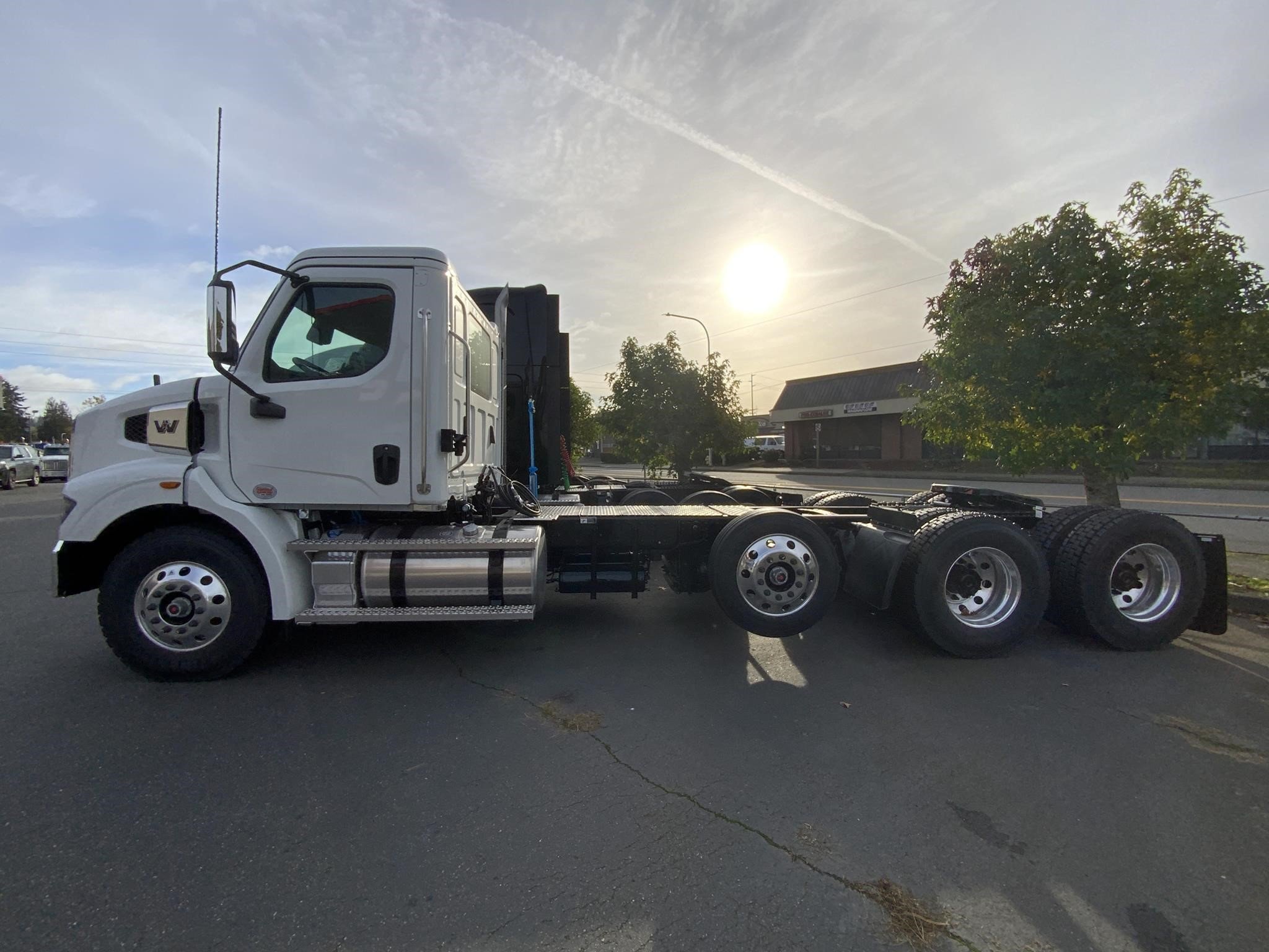 2025 WESTERN STAR 47X 2025 WESTERN STAR 47X - image 2 of 6