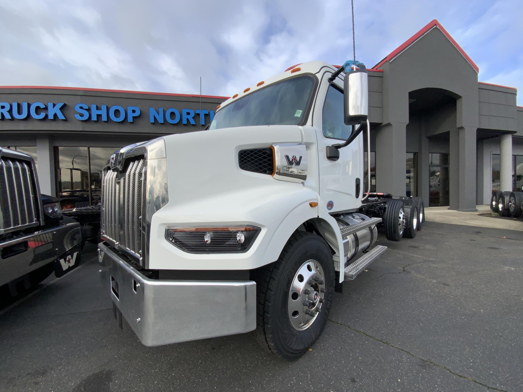 2025 WESTERN STAR 47X - image 1 of 6