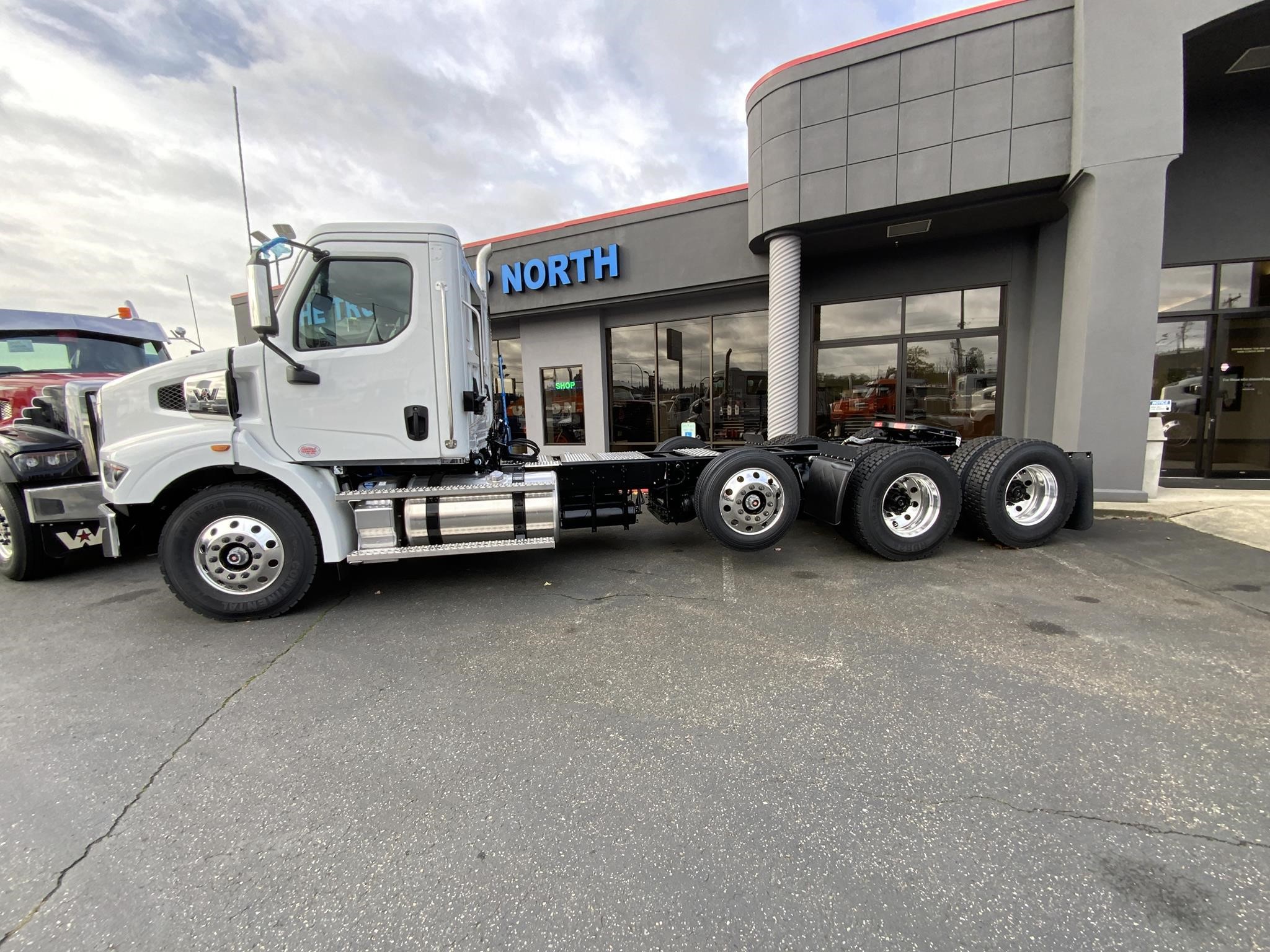 2025 WESTERN STAR 47X - image 2 of 6