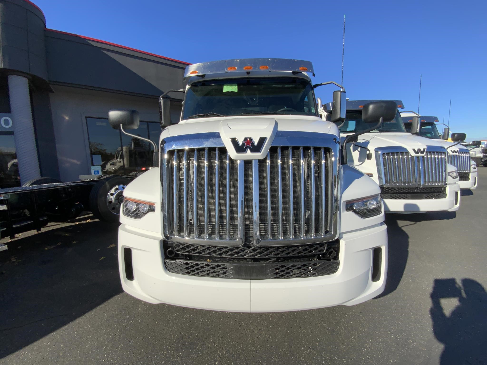 2025 WESTERN STAR 57X - image 2 of 6