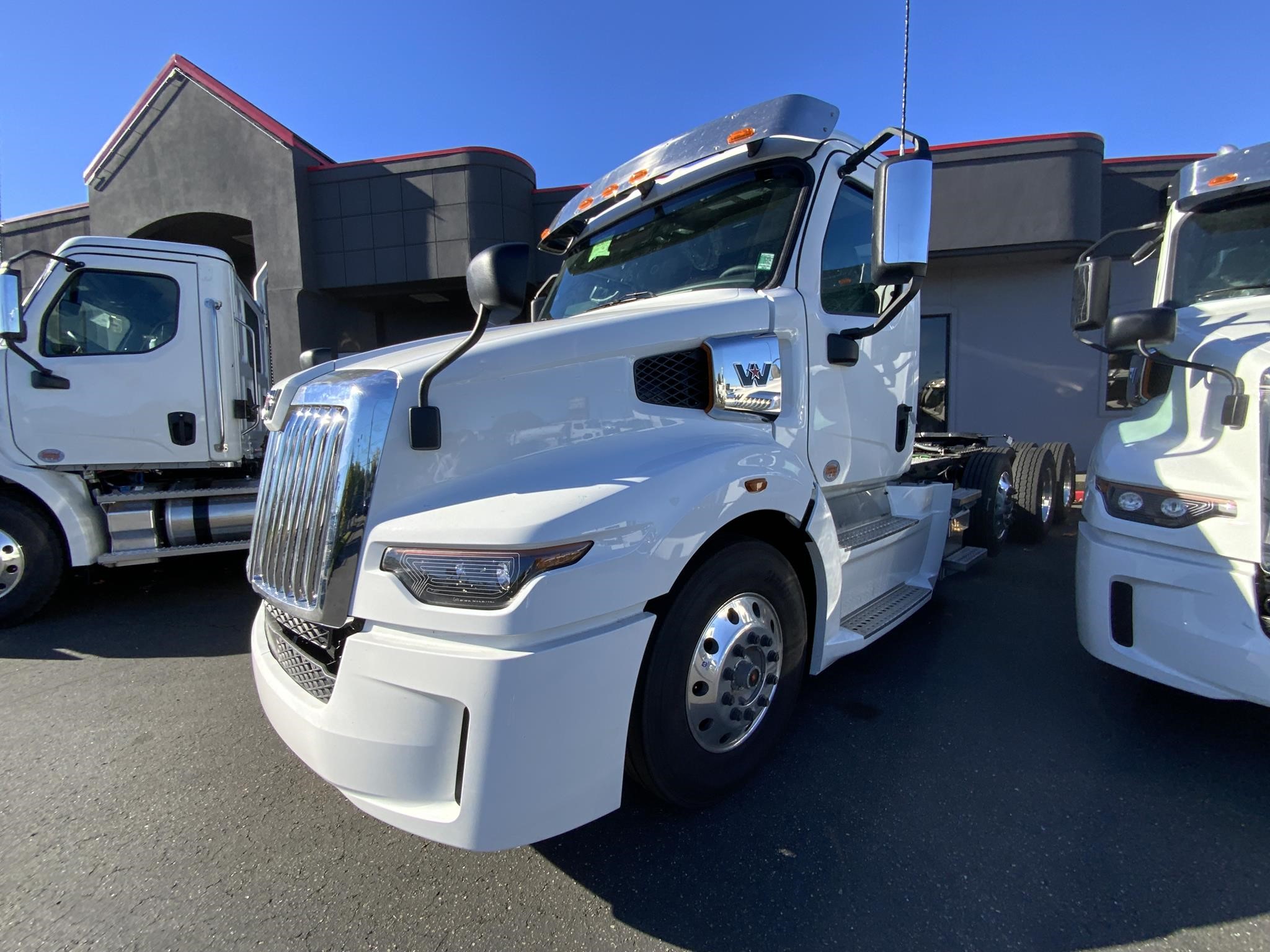 2025 WESTERN STAR 57X - image 1 of 6