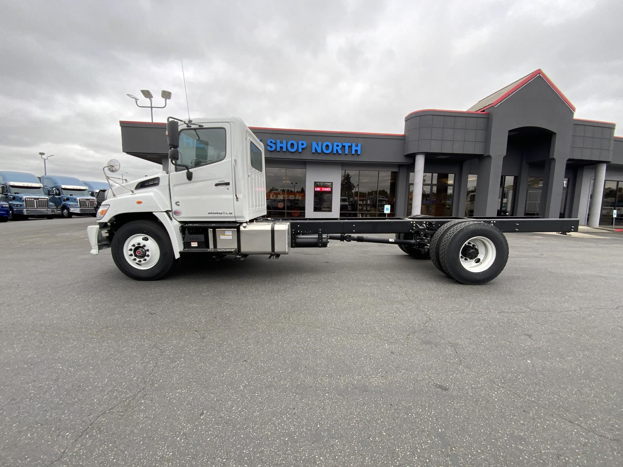 2025 HINO L6 - image 2 of 6