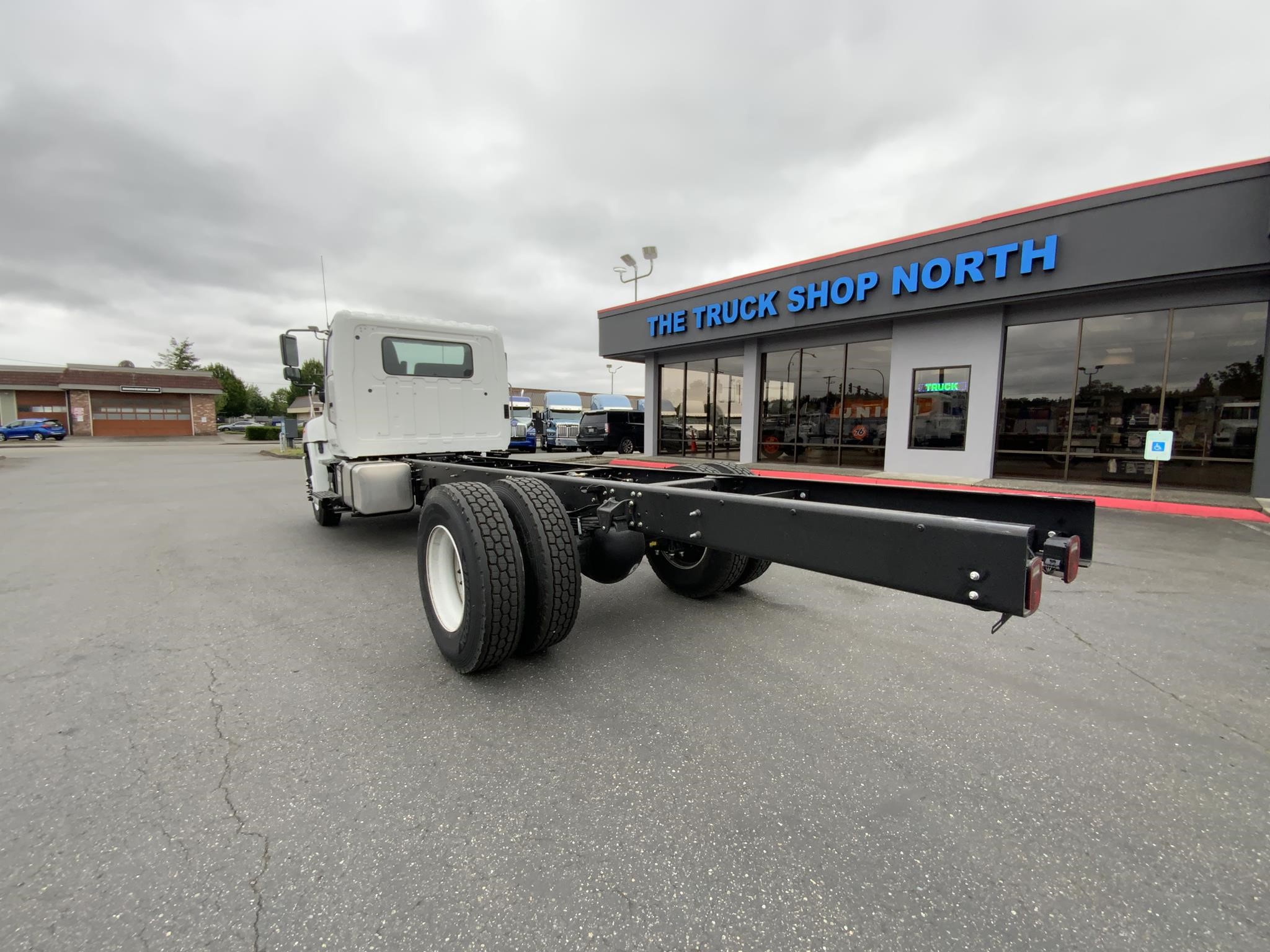 2025 HINO L6 - image 3 of 6