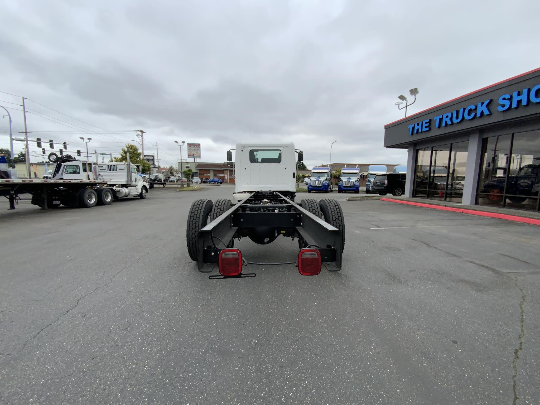 2025 HINO L6 - image 4 of 6