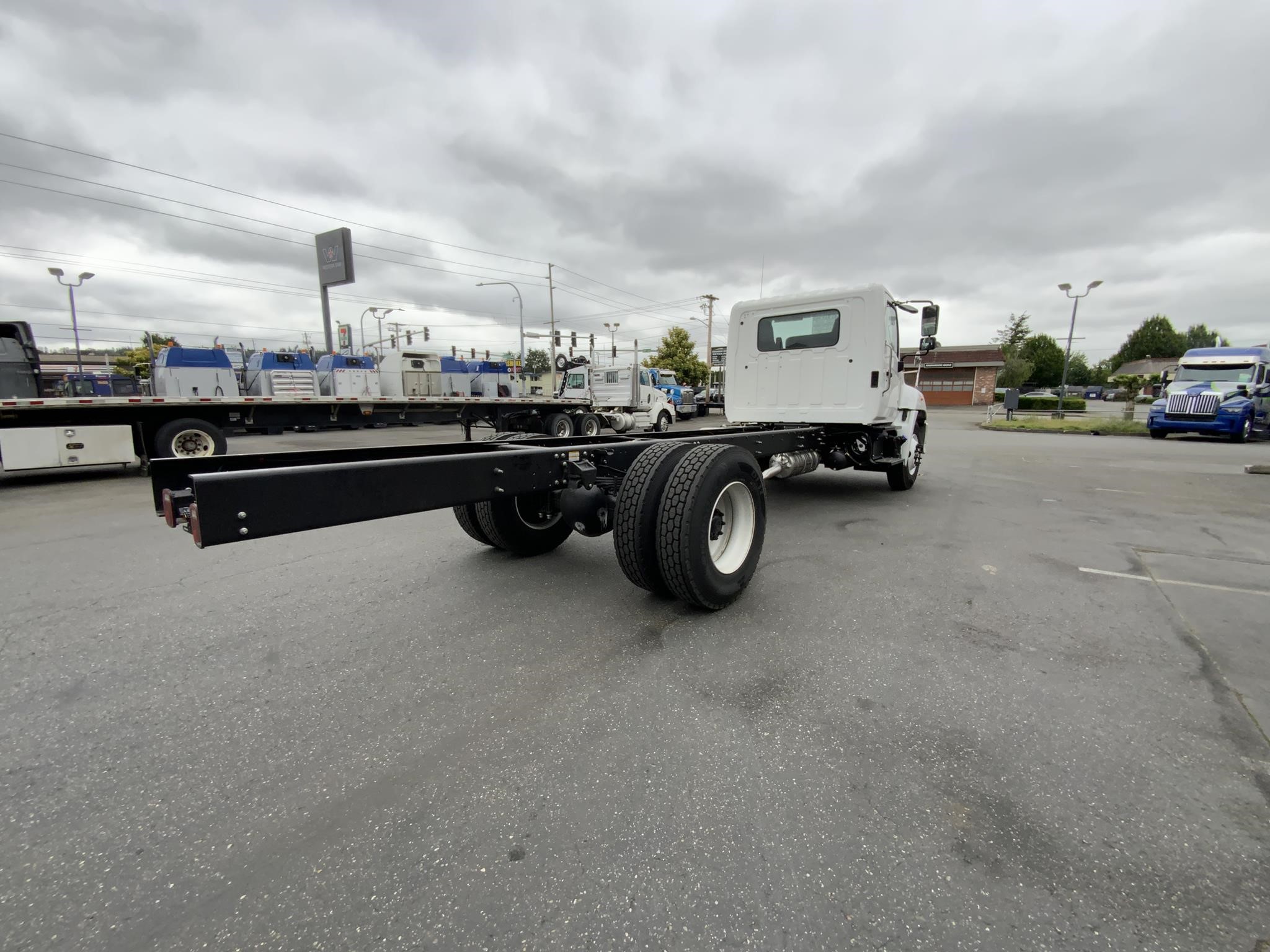 2025 HINO L6 - image 5 of 6