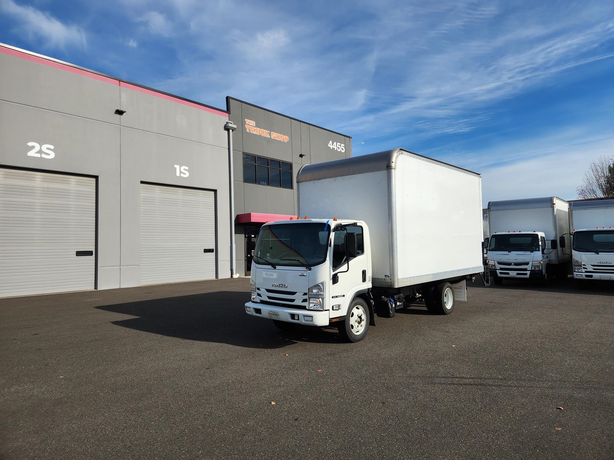 2022 ISUZU NQR - image 1 of 6