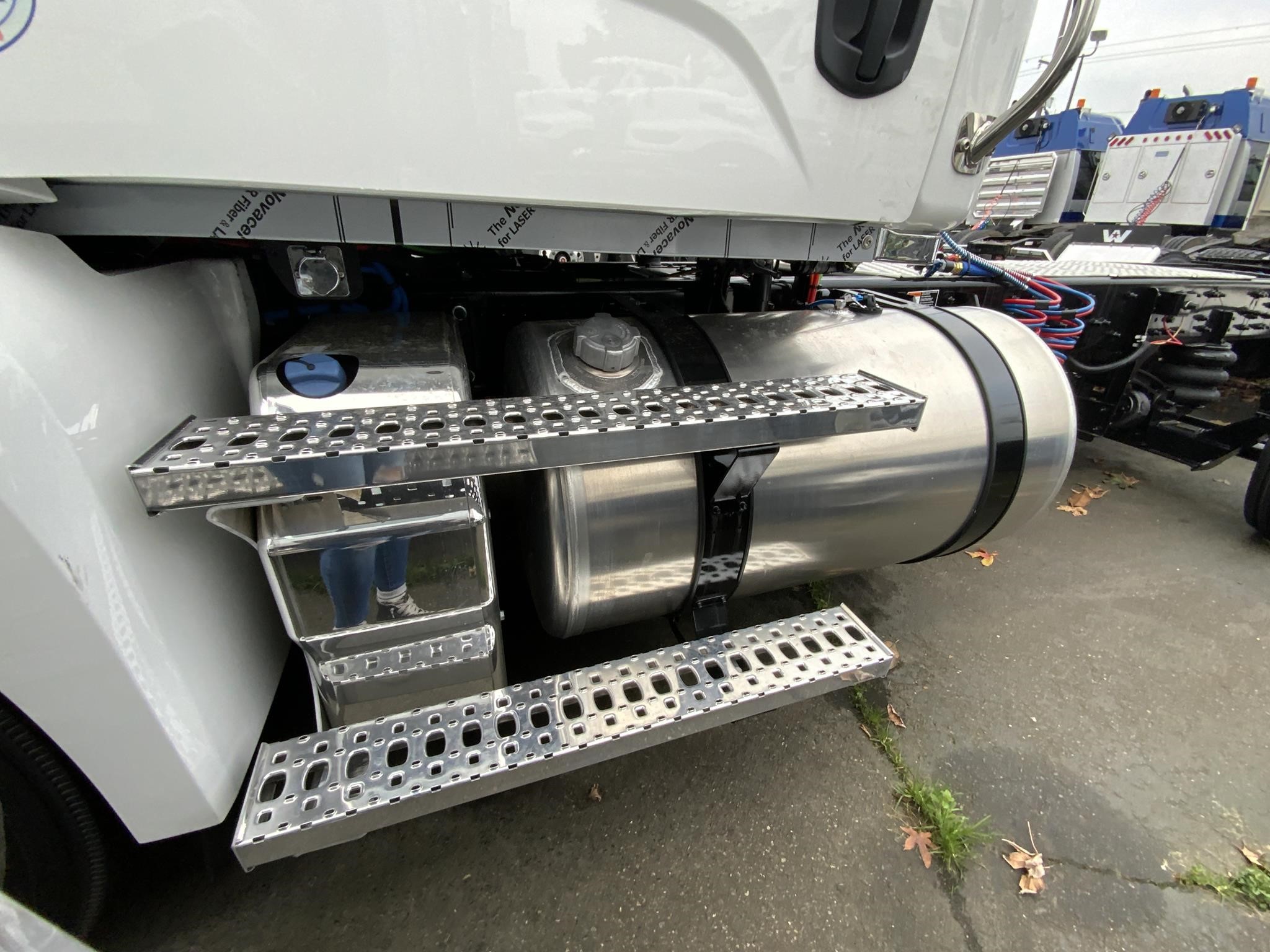 2025 WESTERN STAR 49X - image 3 of 6