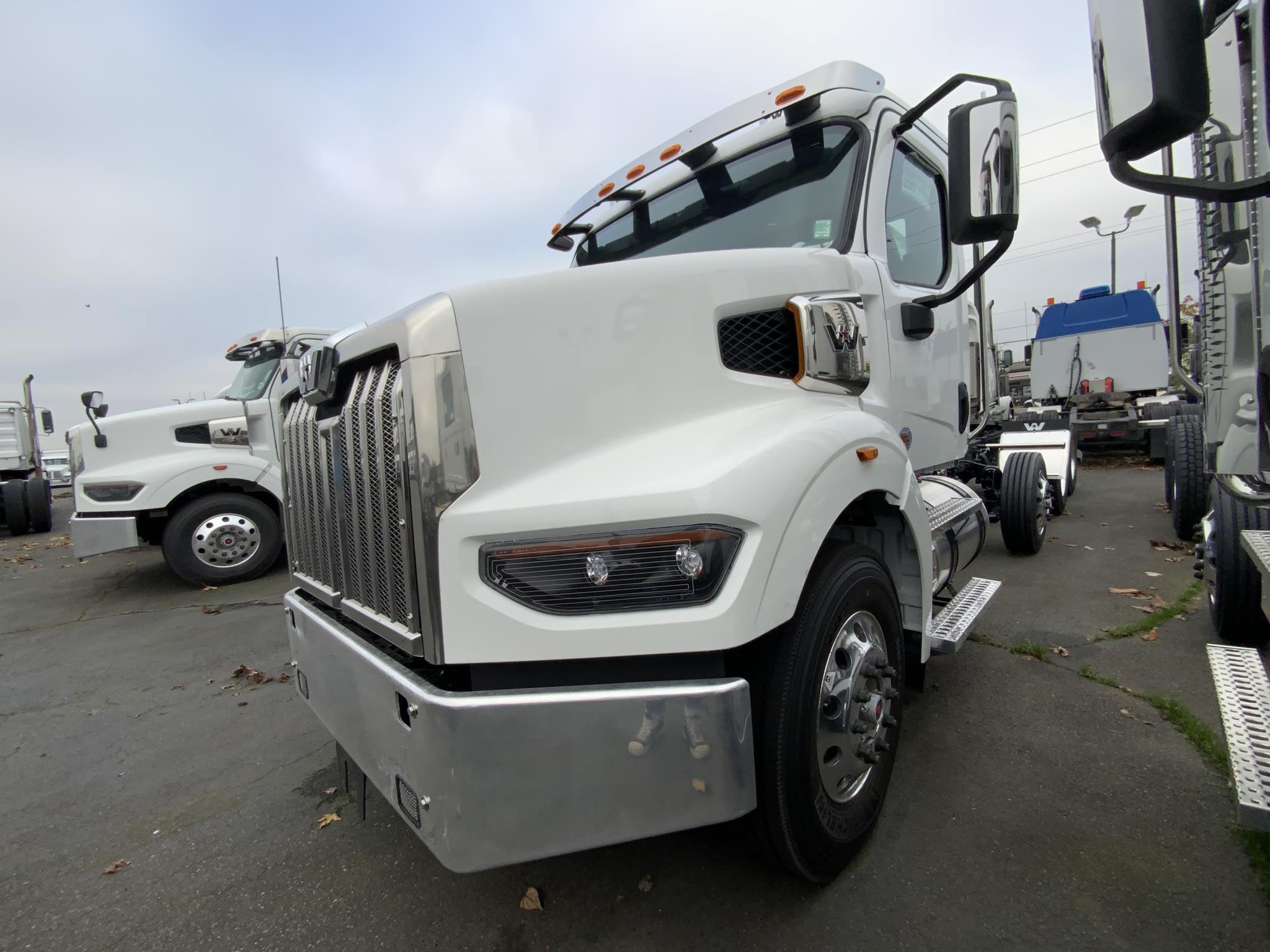 2025 WESTERN STAR 49X - image 1 of 6