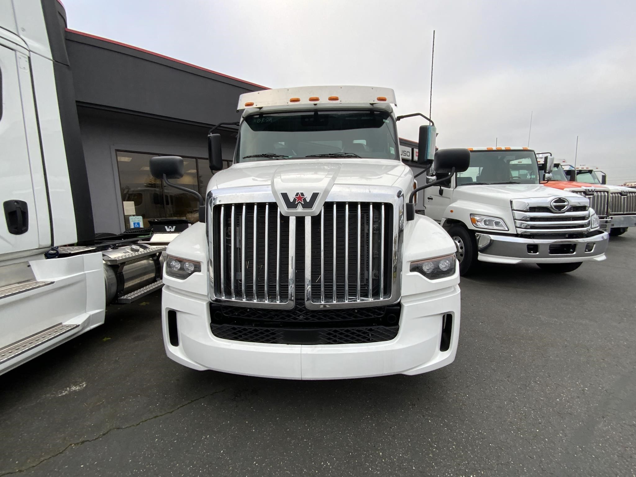 2025 WESTERN STAR 57X - image 2 of 6