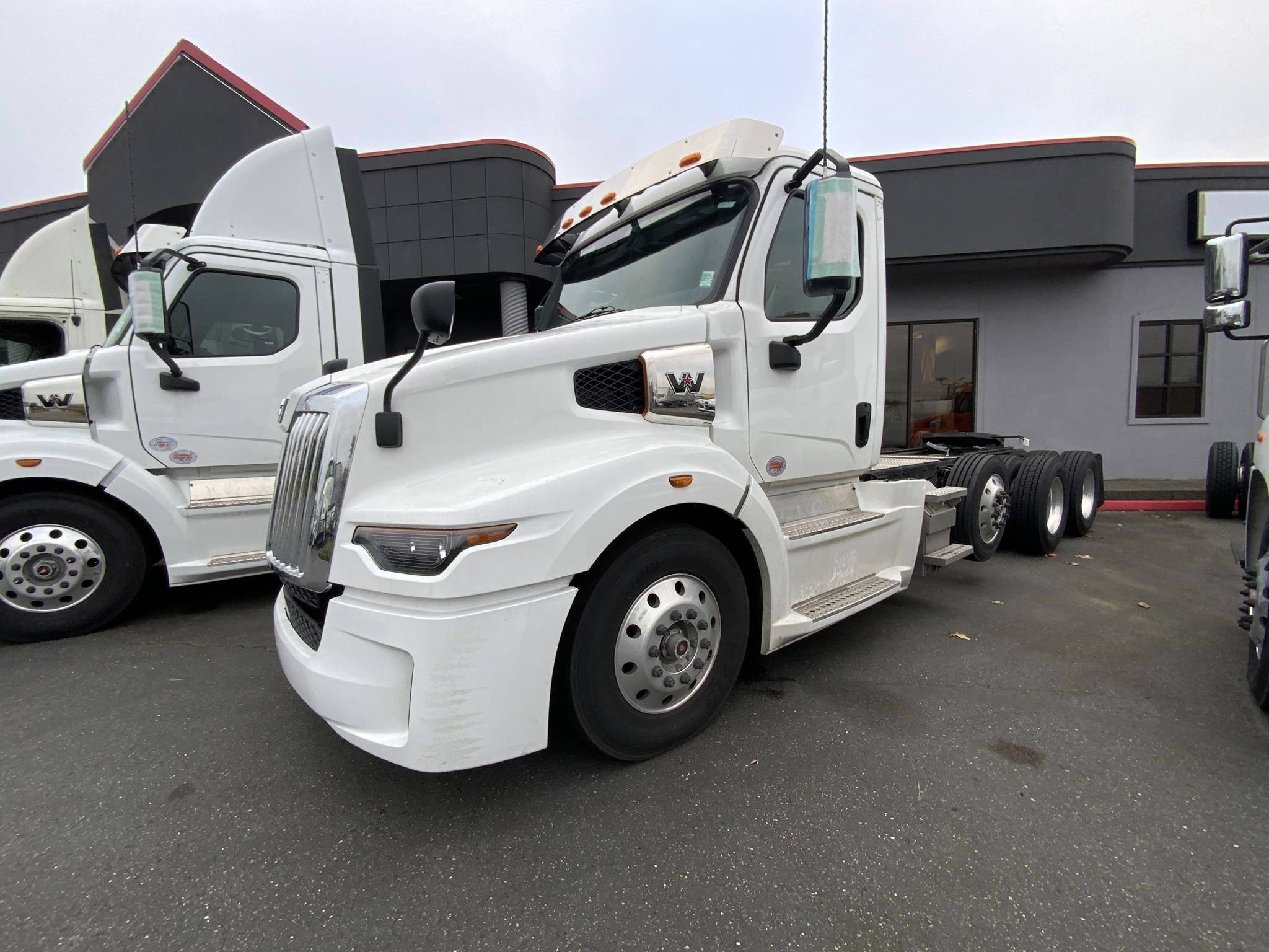 2025 WESTERN STAR 57X - image 1 of 6