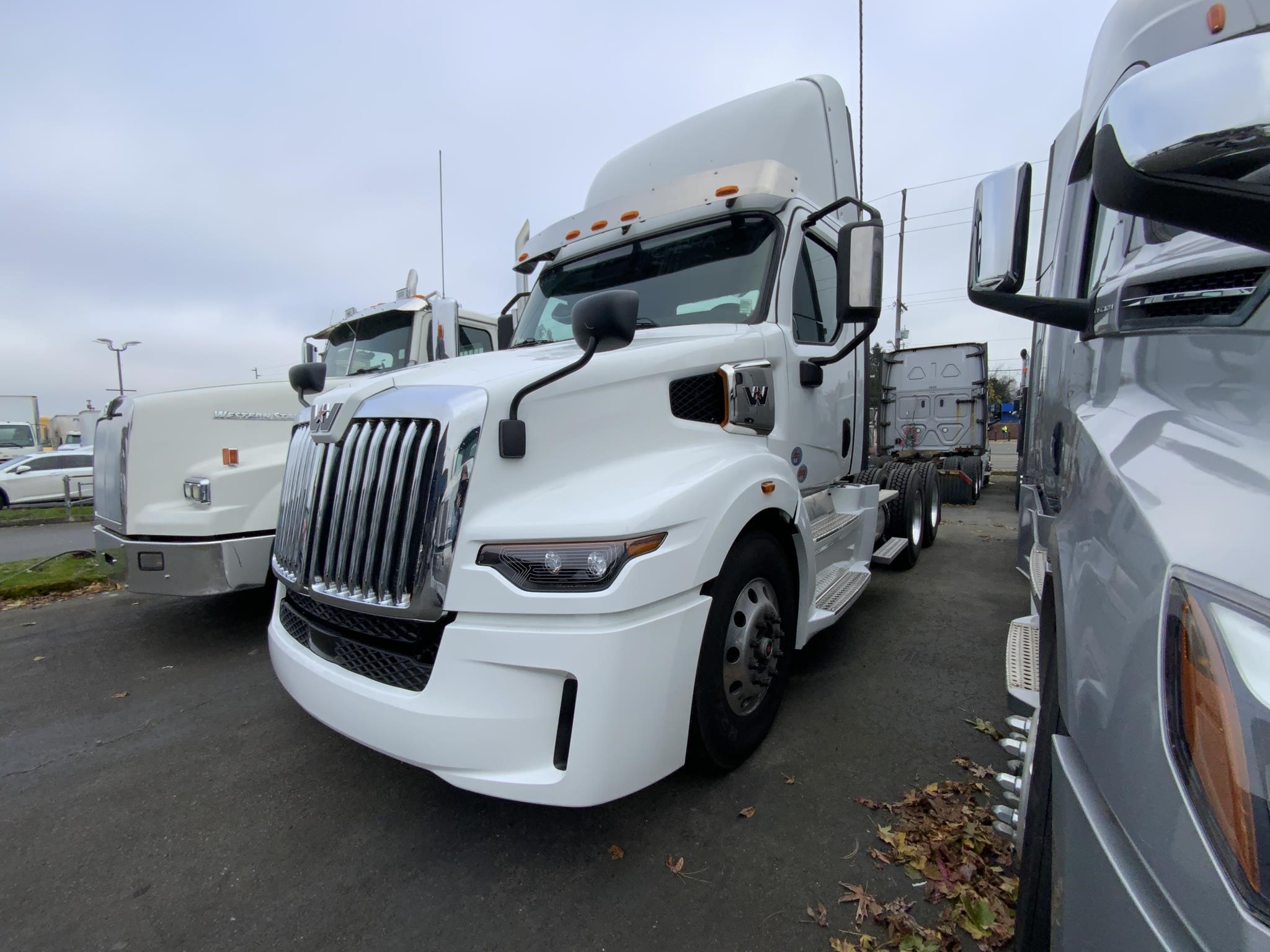 2025 WESTERN STAR 57X - image 1 of 6