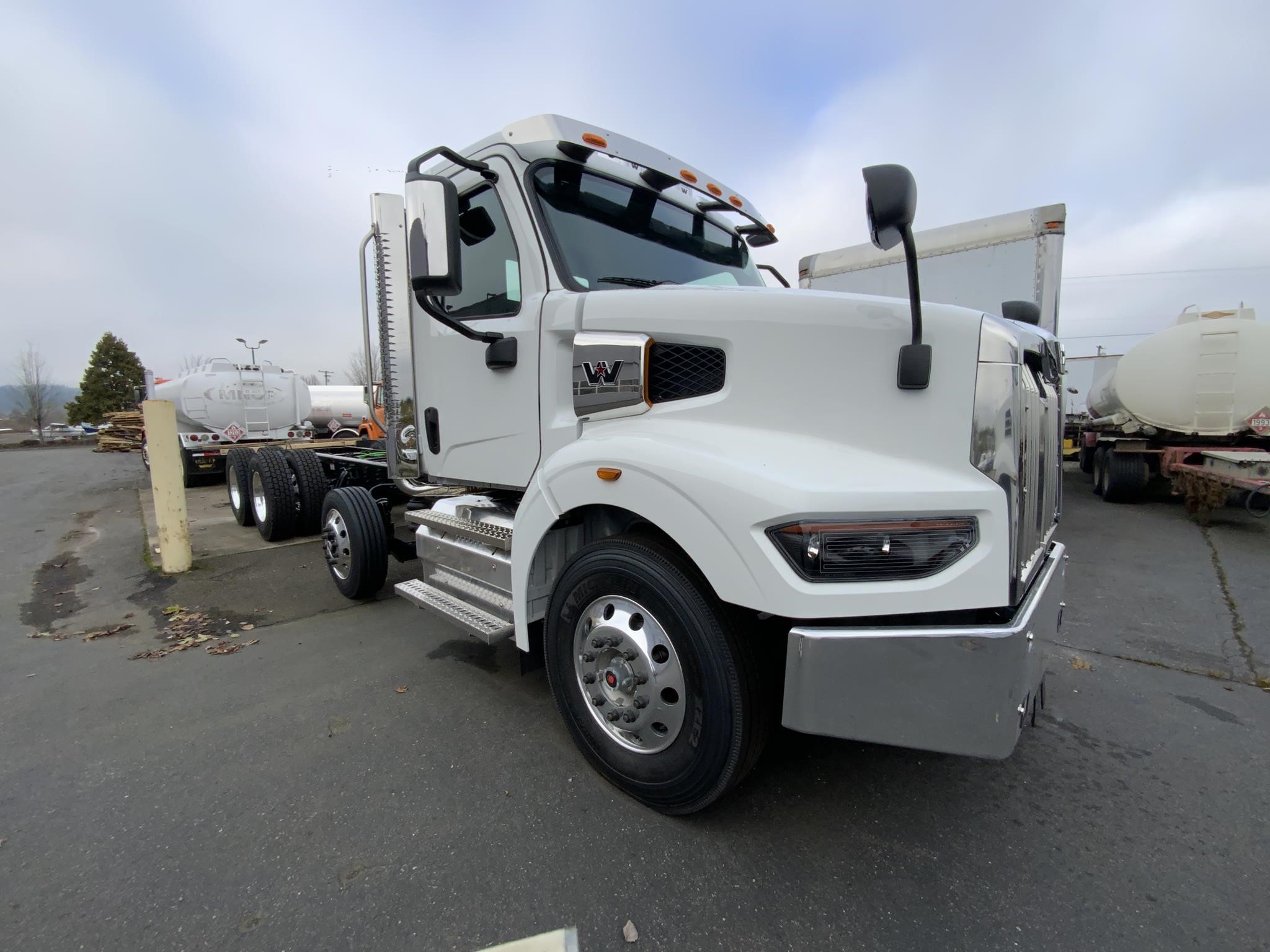 2025 WESTERN STAR 49X - image 4 of 6