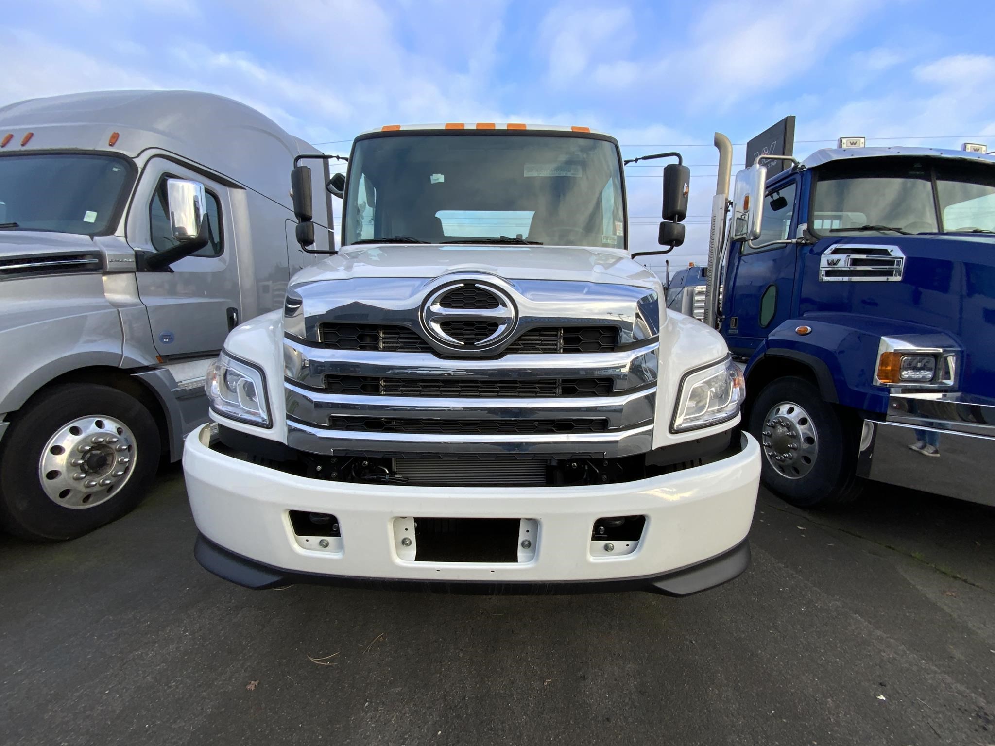 2025 HINO L6 - image 4 of 6