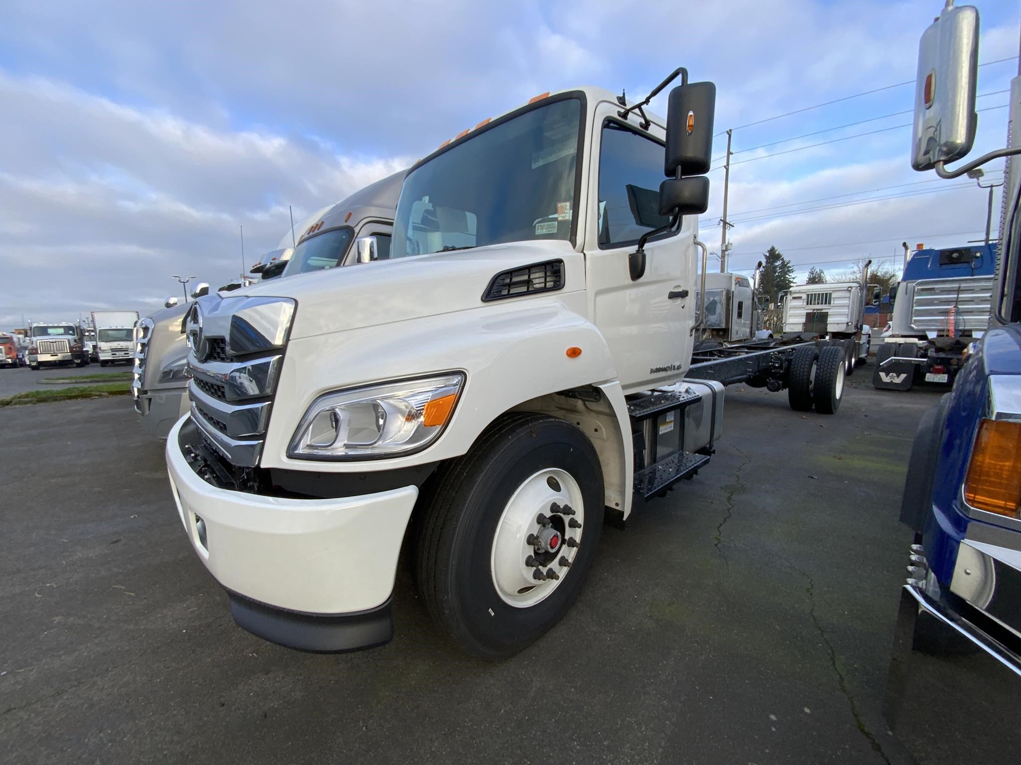 2025 HINO L6 - image 1 of 6