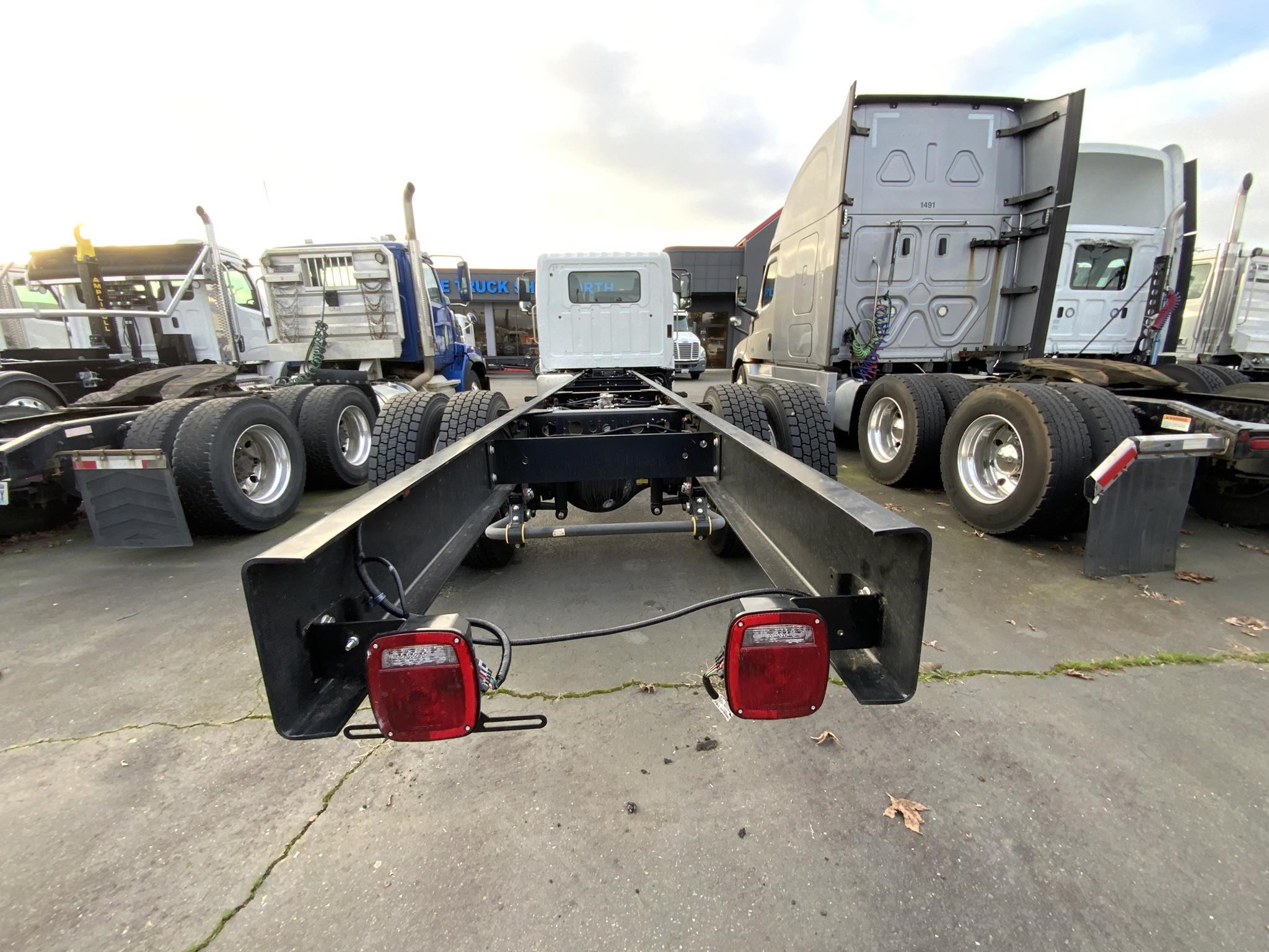 2025 HINO L6 - image 3 of 6