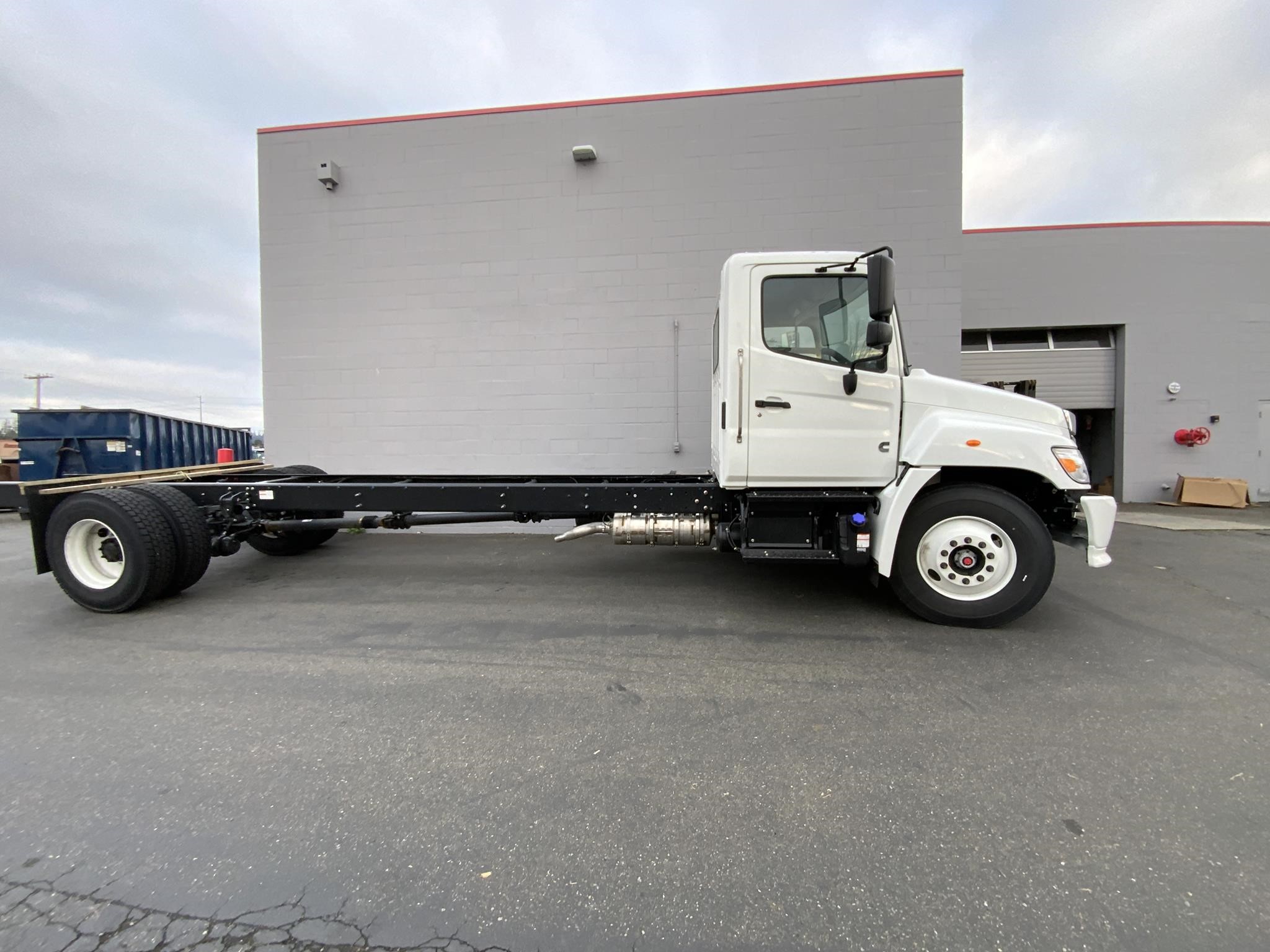 2025 HINO L6 - image 2 of 6