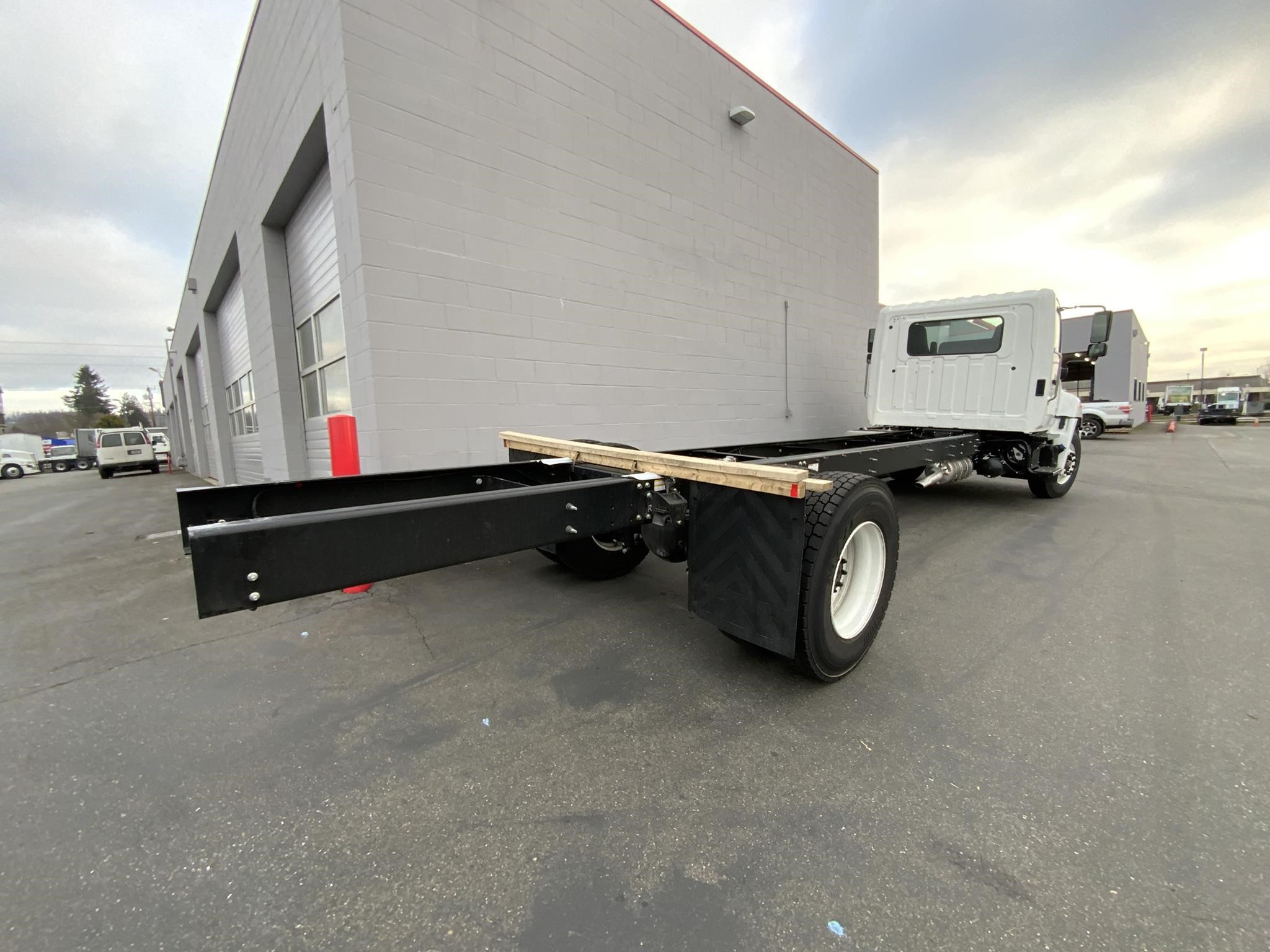 2025 HINO L6 - image 3 of 6