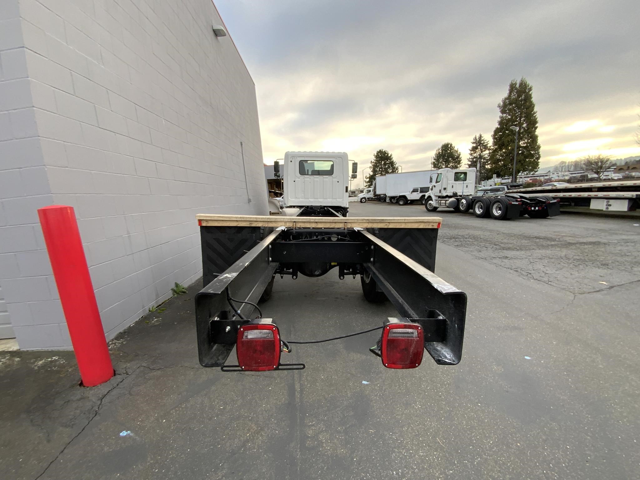 2025 HINO L6 - image 4 of 6