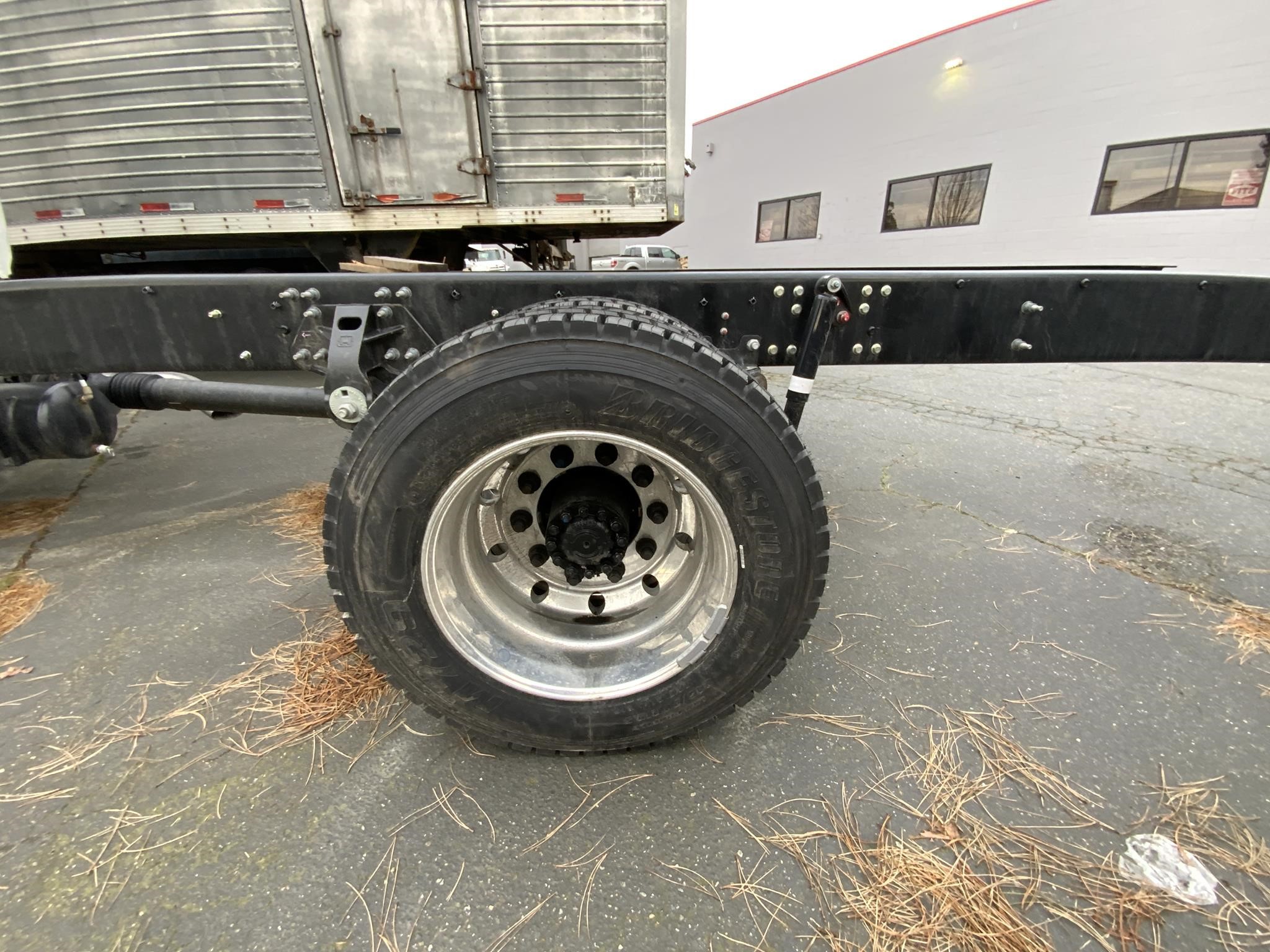 2025 HINO L6 - image 4 of 6