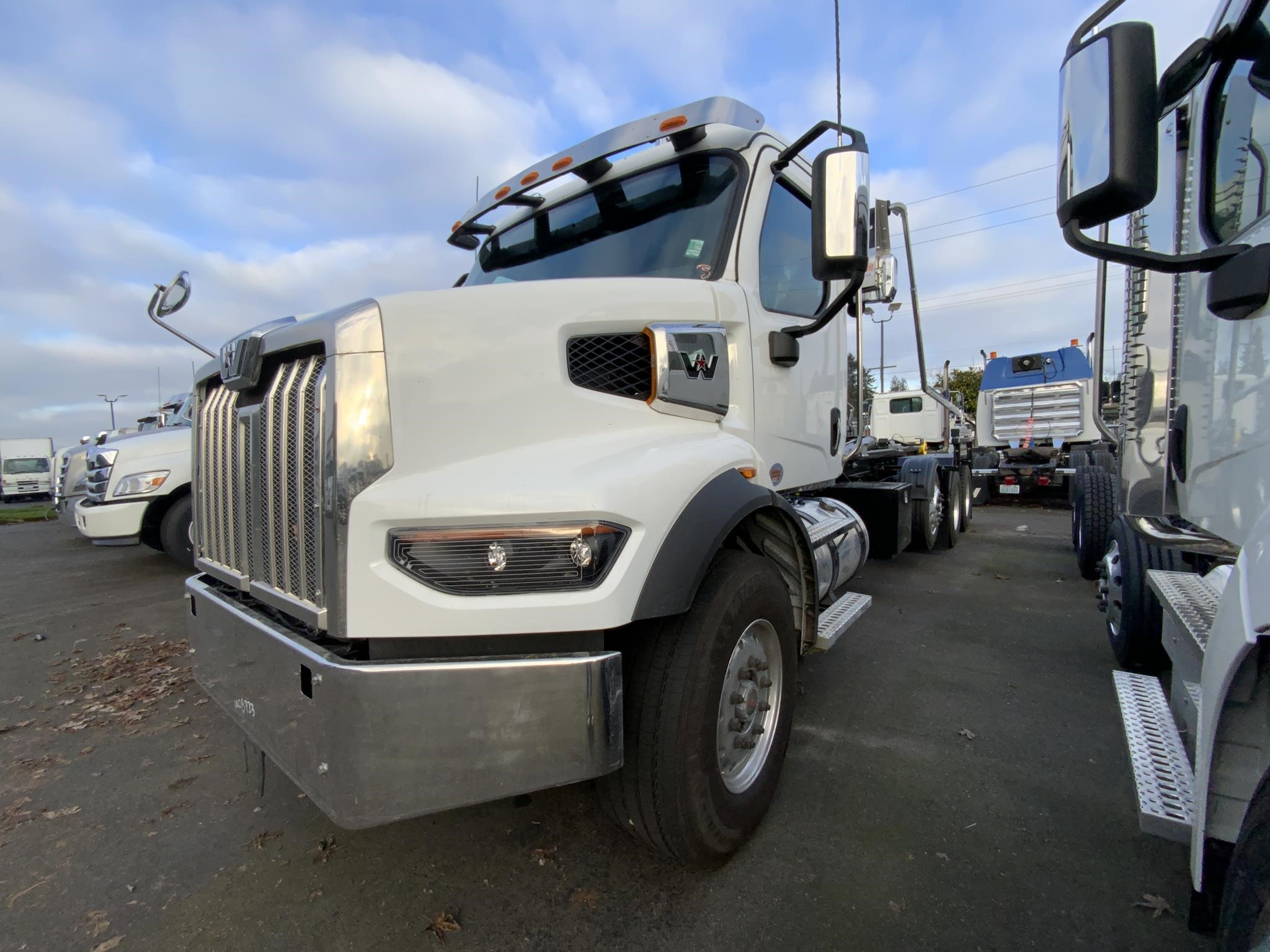 2025 WESTERN STAR 47X 2025 WESTERN STAR 47X - image 2 of 6