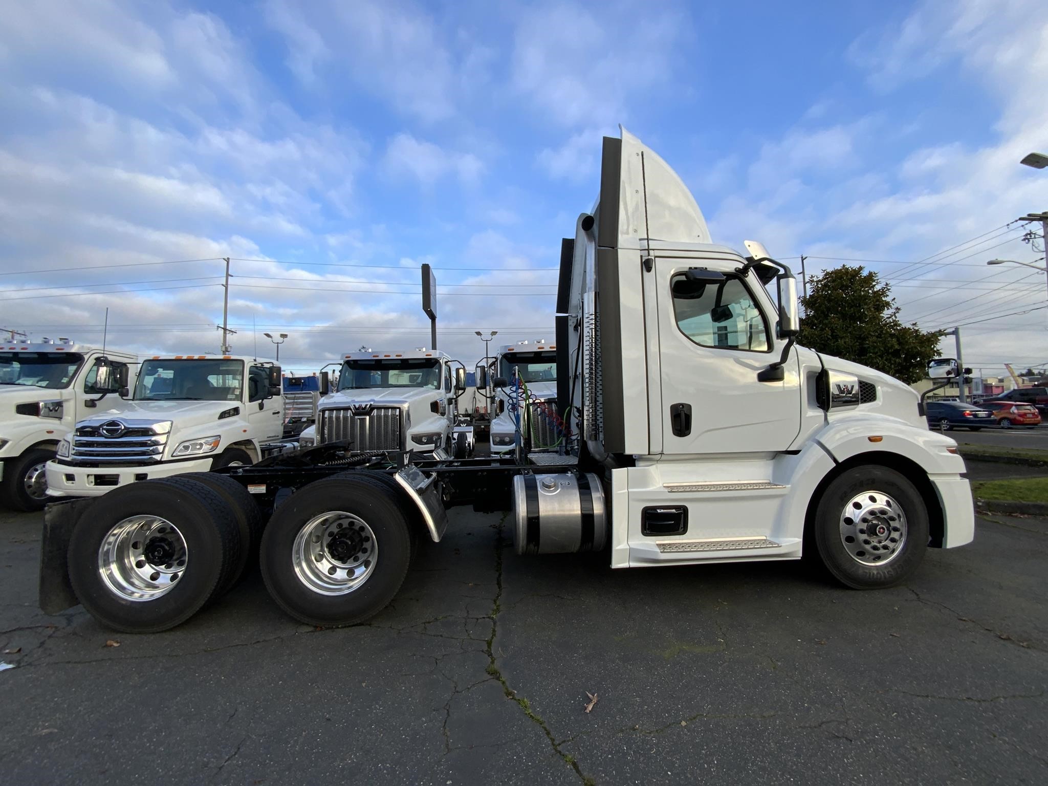 2025 WESTERN STAR 57X - image 5 of 6