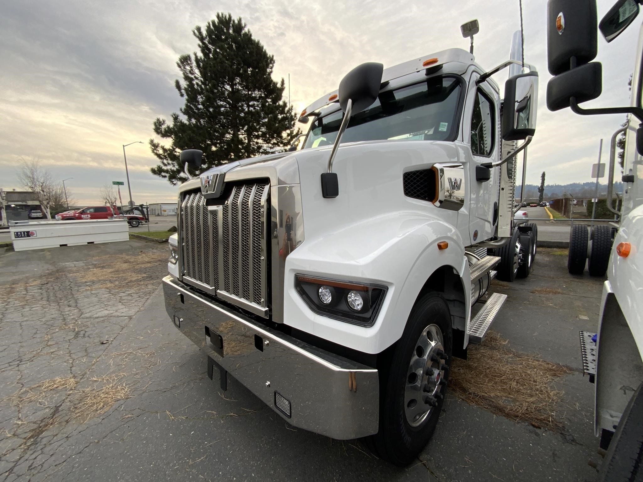 2025 WESTERN STAR 49X - image 1 of 6