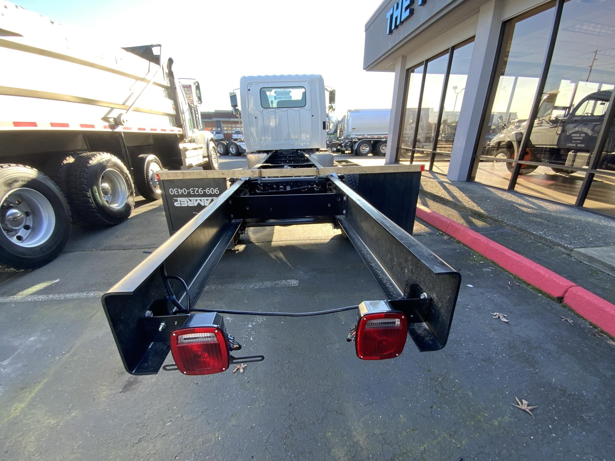 2025 HINO L6 - image 3 of 6