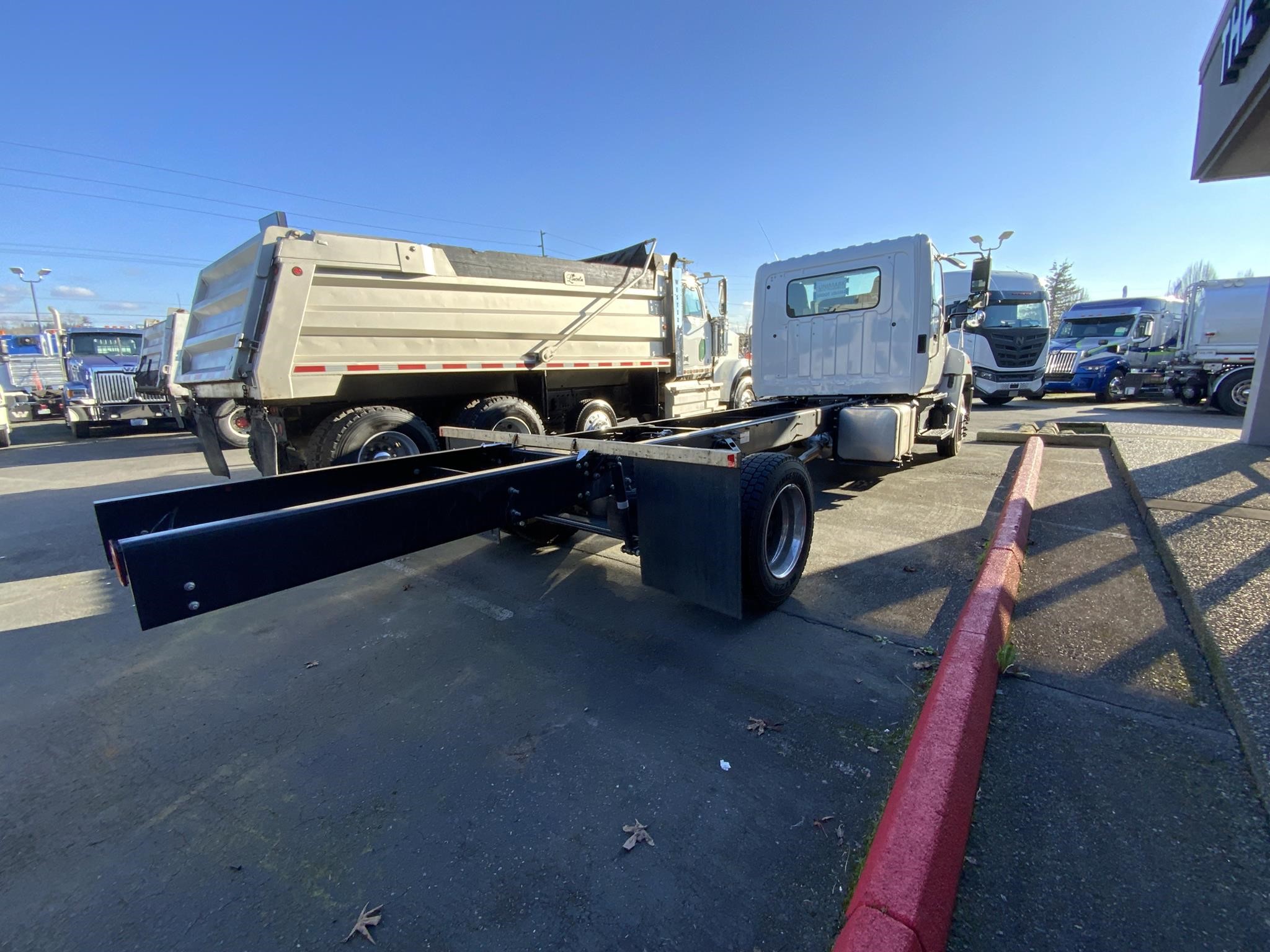 2025 HINO L6 - image 4 of 6