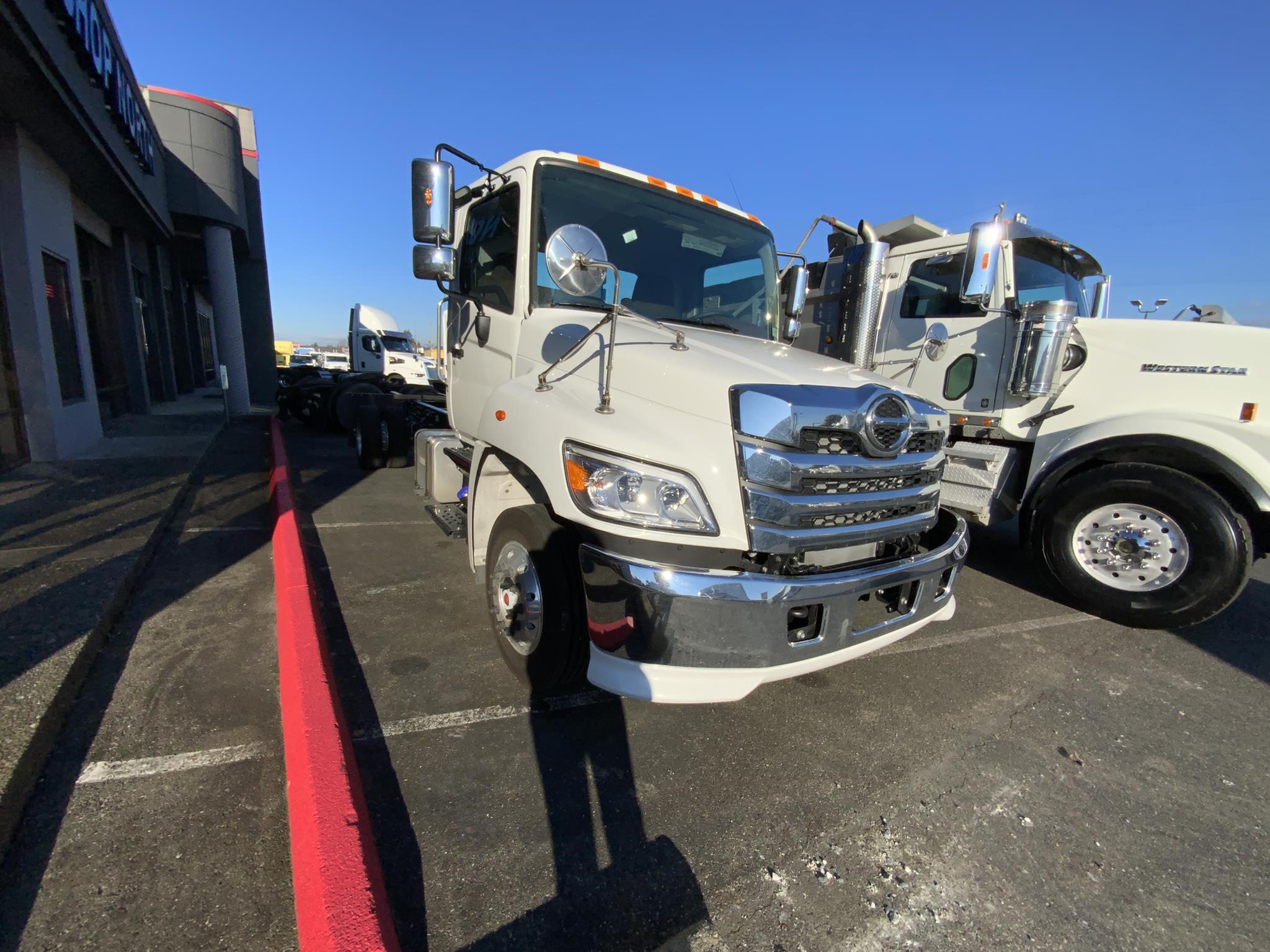 2025 HINO L6 - image 5 of 6