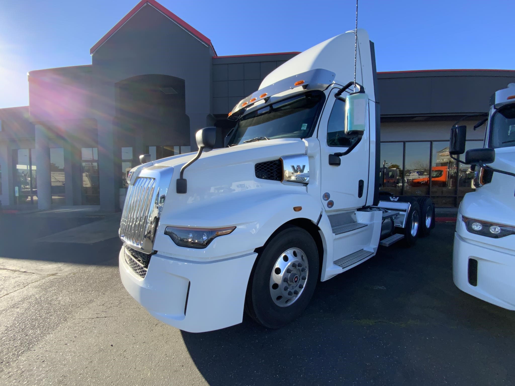 2025 WESTERN STAR 57X - image 2 of 6