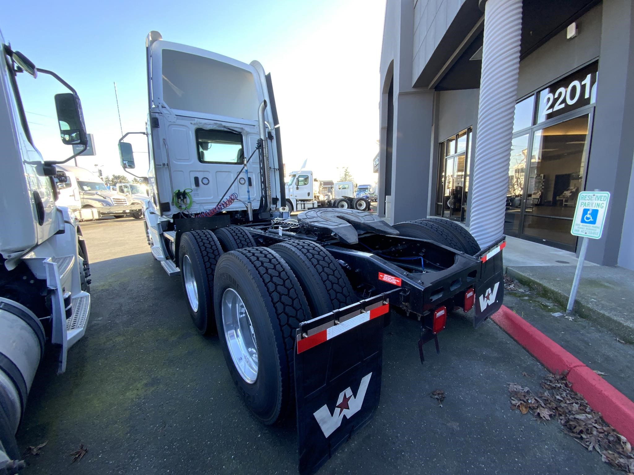 2025 WESTERN STAR 57X - image 3 of 6