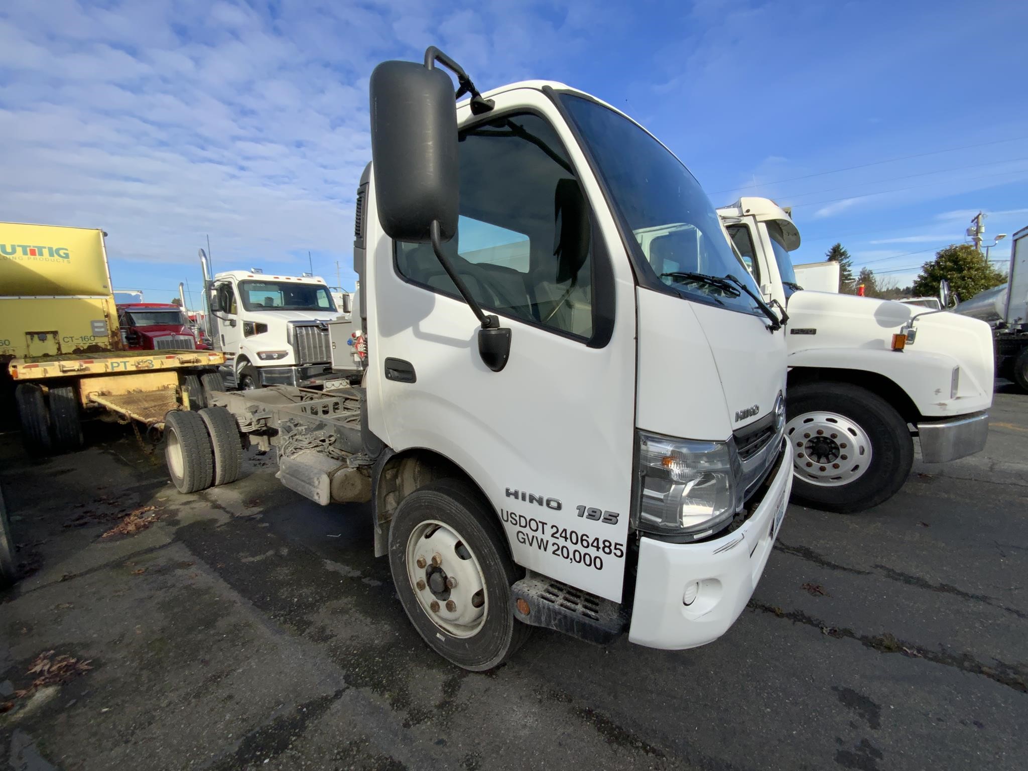 2019 HINO 195 - image 3 of 6