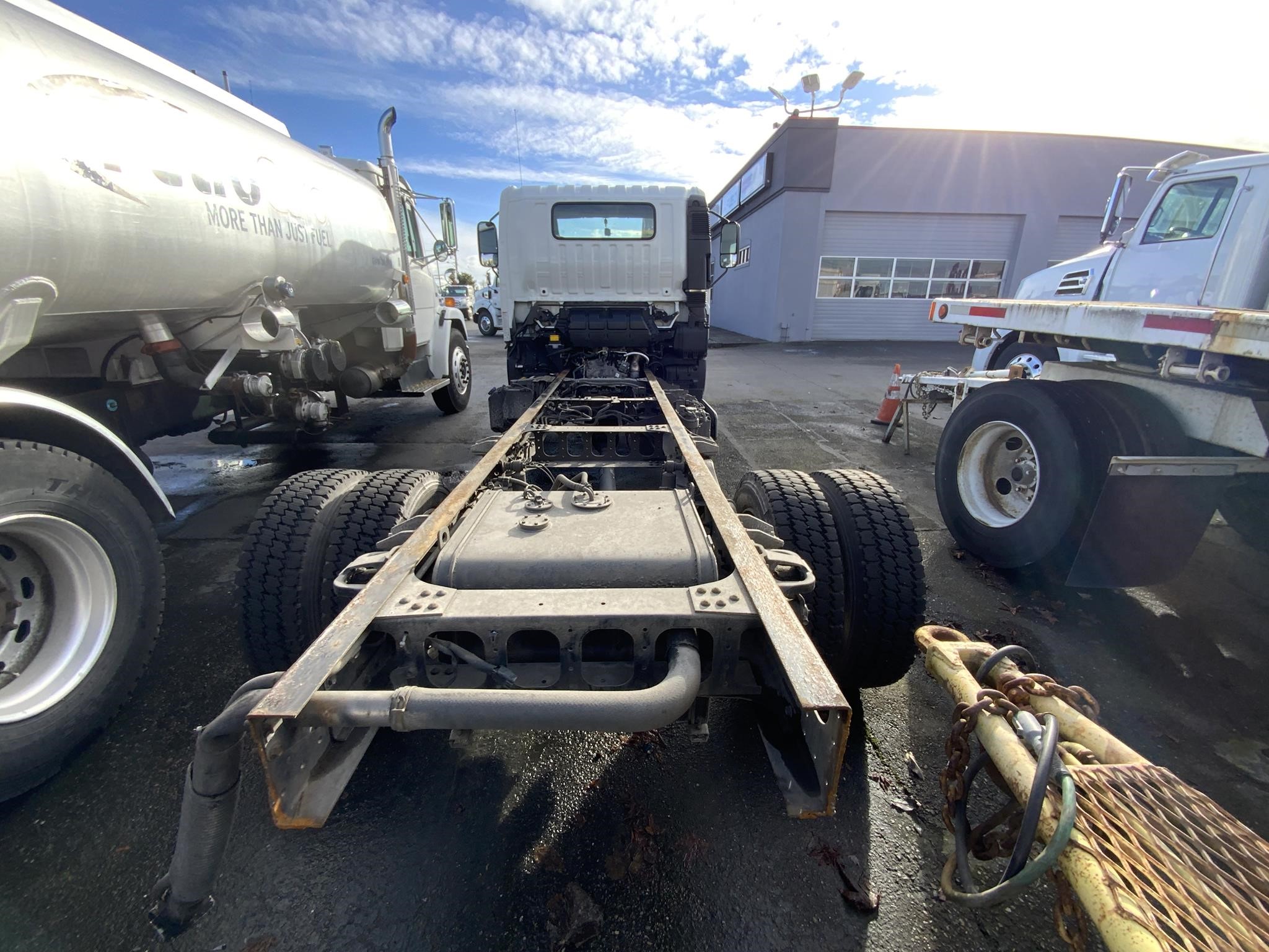 2019 HINO 195 - image 5 of 6