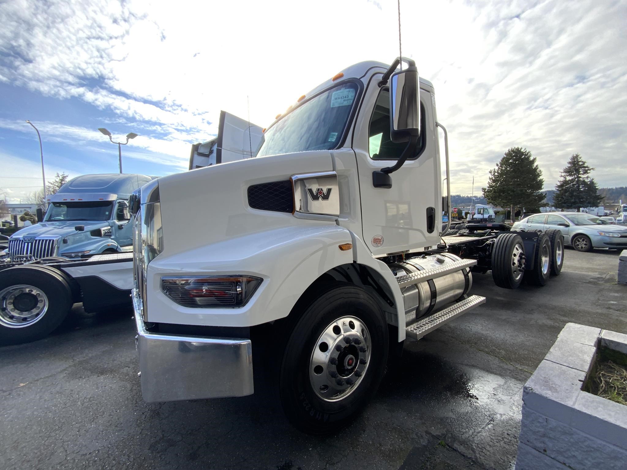 2025 WESTERN STAR 47X 2025 WESTERN STAR 47X - image 1 of 6