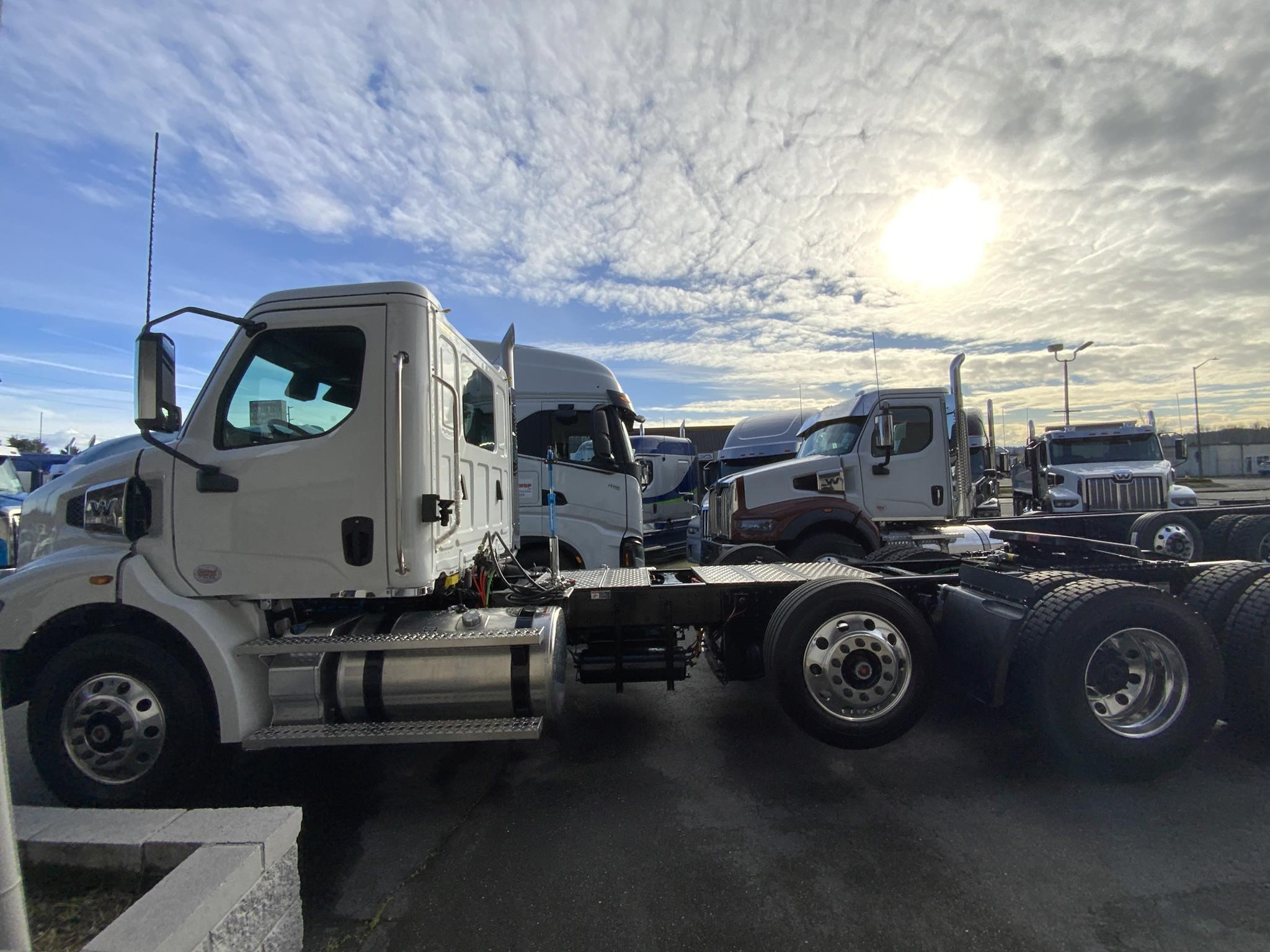 2025 WESTERN STAR 47X 2025 WESTERN STAR 47X - image 2 of 6