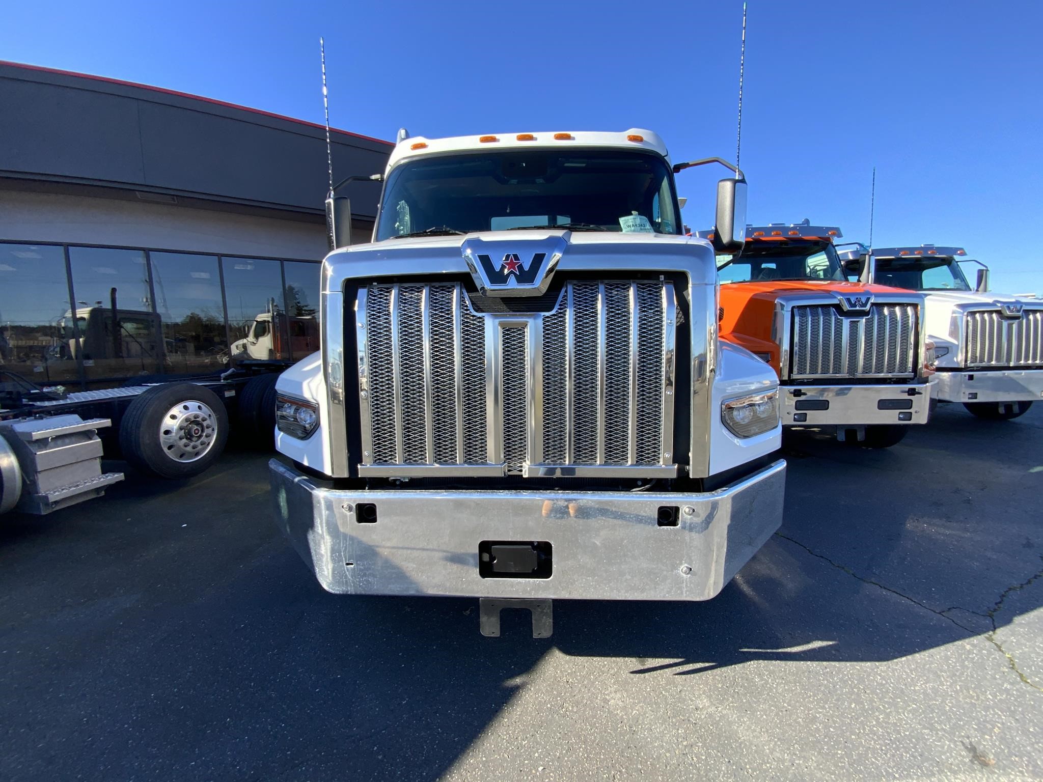 2025 WESTERN STAR 47X 2025 WESTERN STAR 47X - image 2 of 6