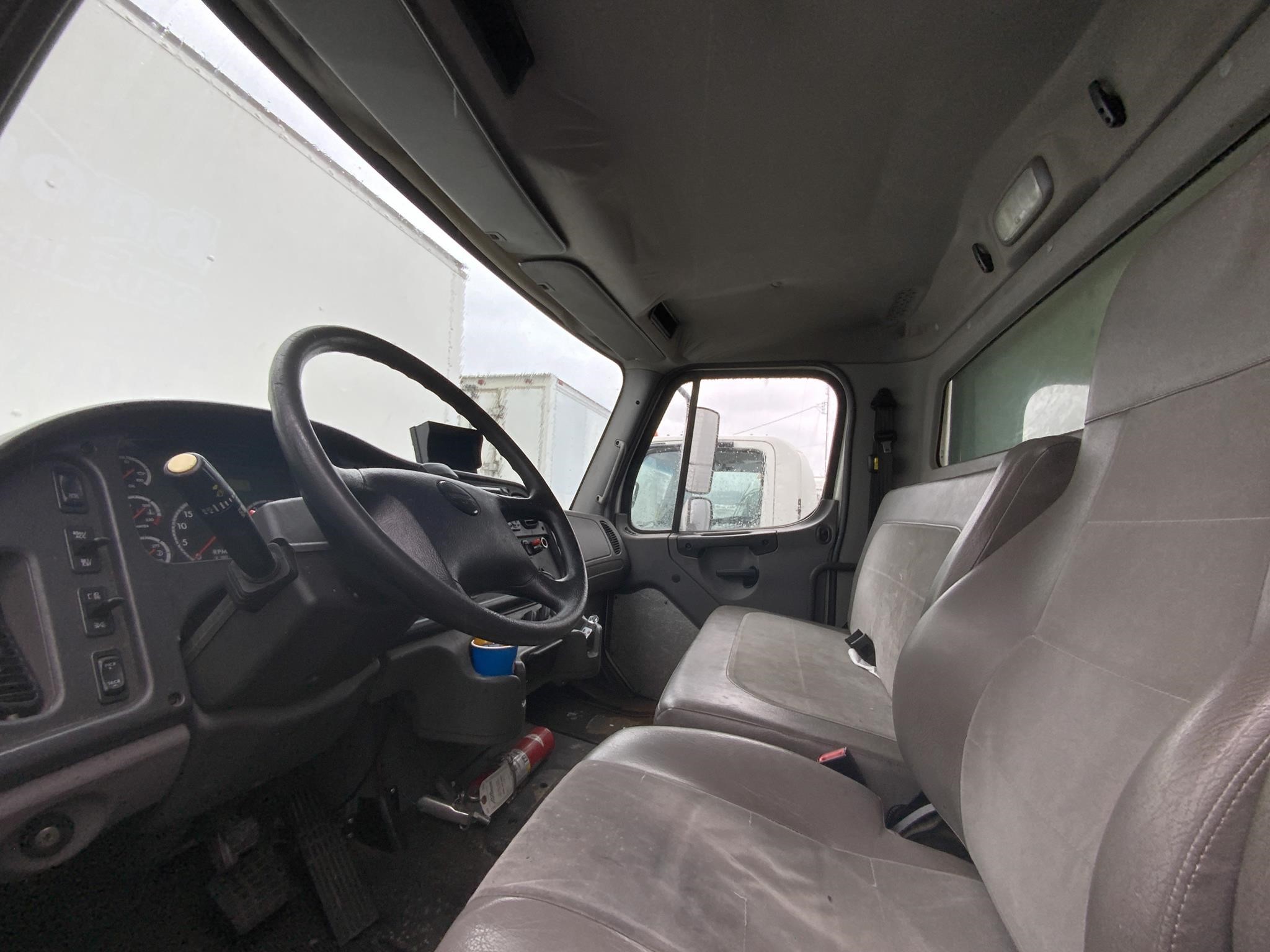 2014 FREIGHTLINER BUSINESS CLASS M2 100 - image 3 of 5