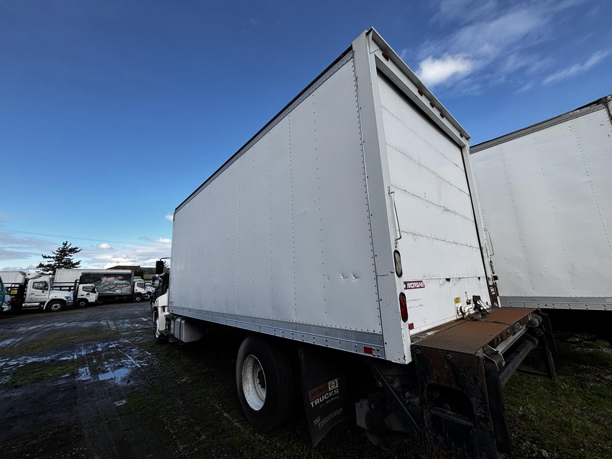 2014 HINO 268 - image 3 of 6