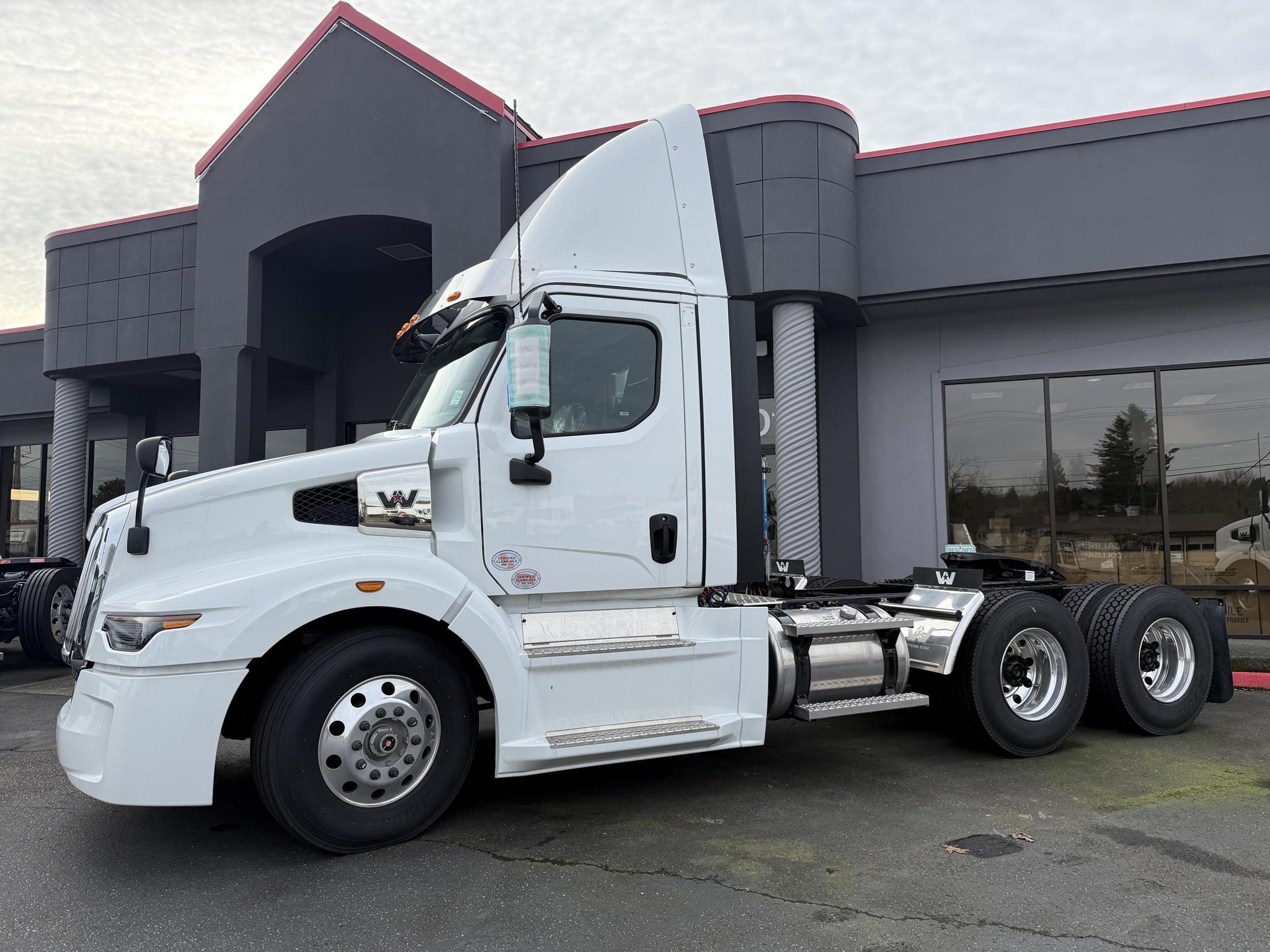 2025 WESTERN STAR 57X - image 1 of 6