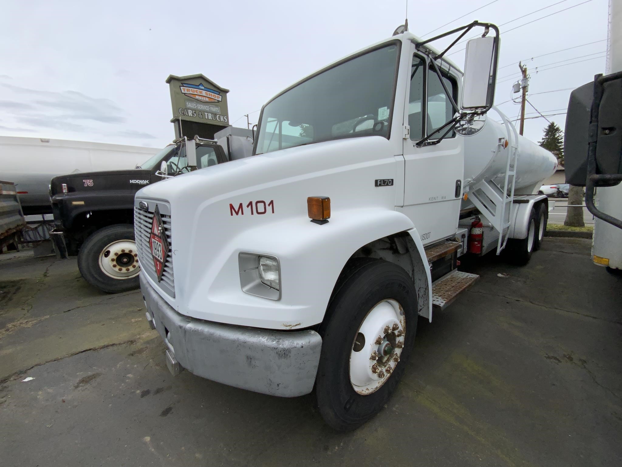 1996 FREIGHTLINER FL70 - image 1 of 6