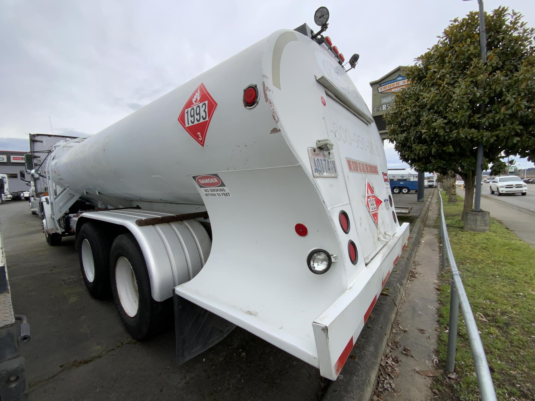 1996 FREIGHTLINER FL70 - image 4 of 6