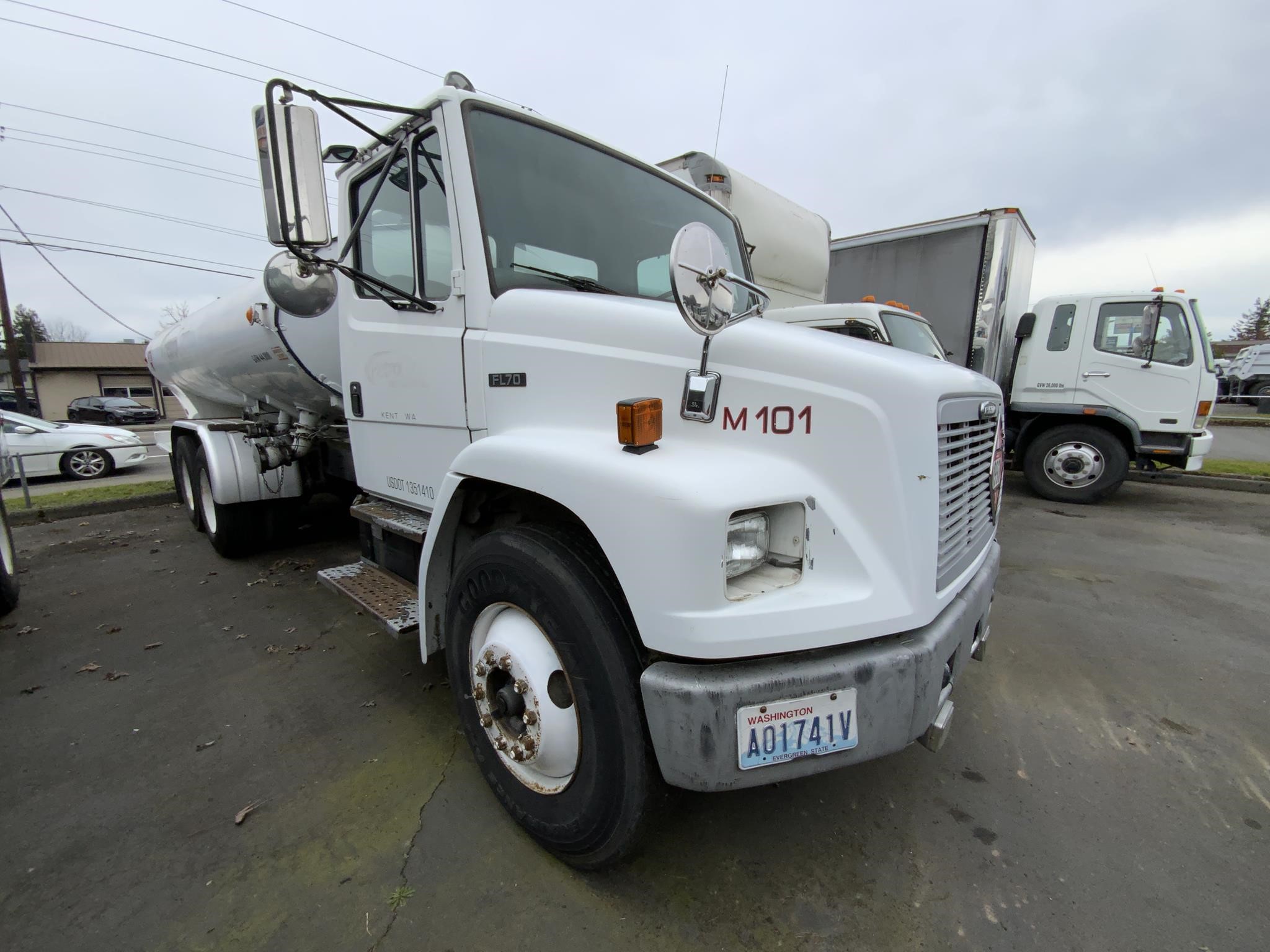1996 FREIGHTLINER FL70 - image 3 of 6