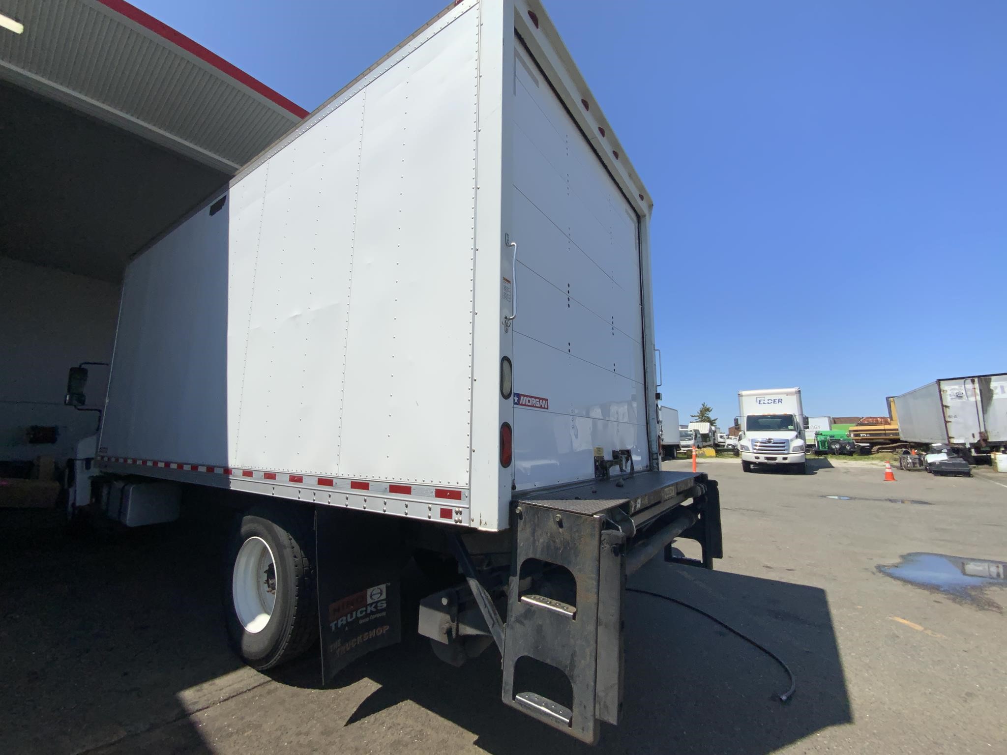 2016 HINO 268A - image 2 of 6