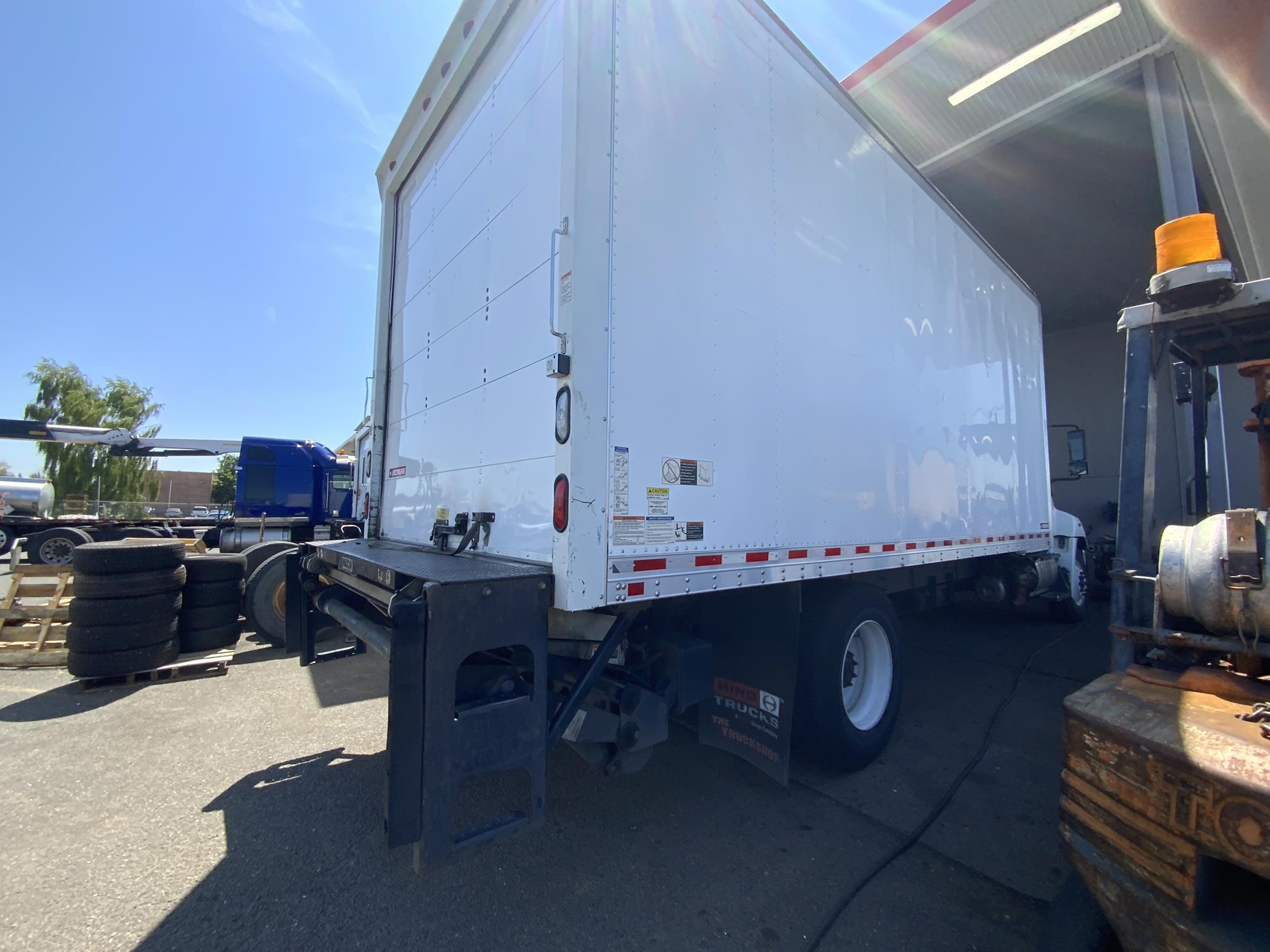 2016 HINO 268A - image 4 of 6