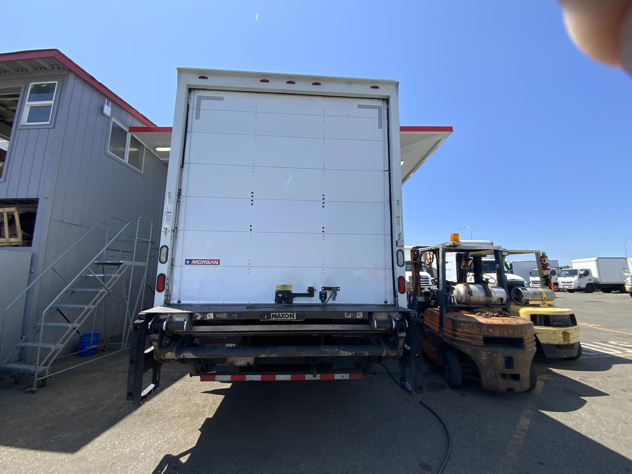 2016 HINO 268A - image 3 of 6