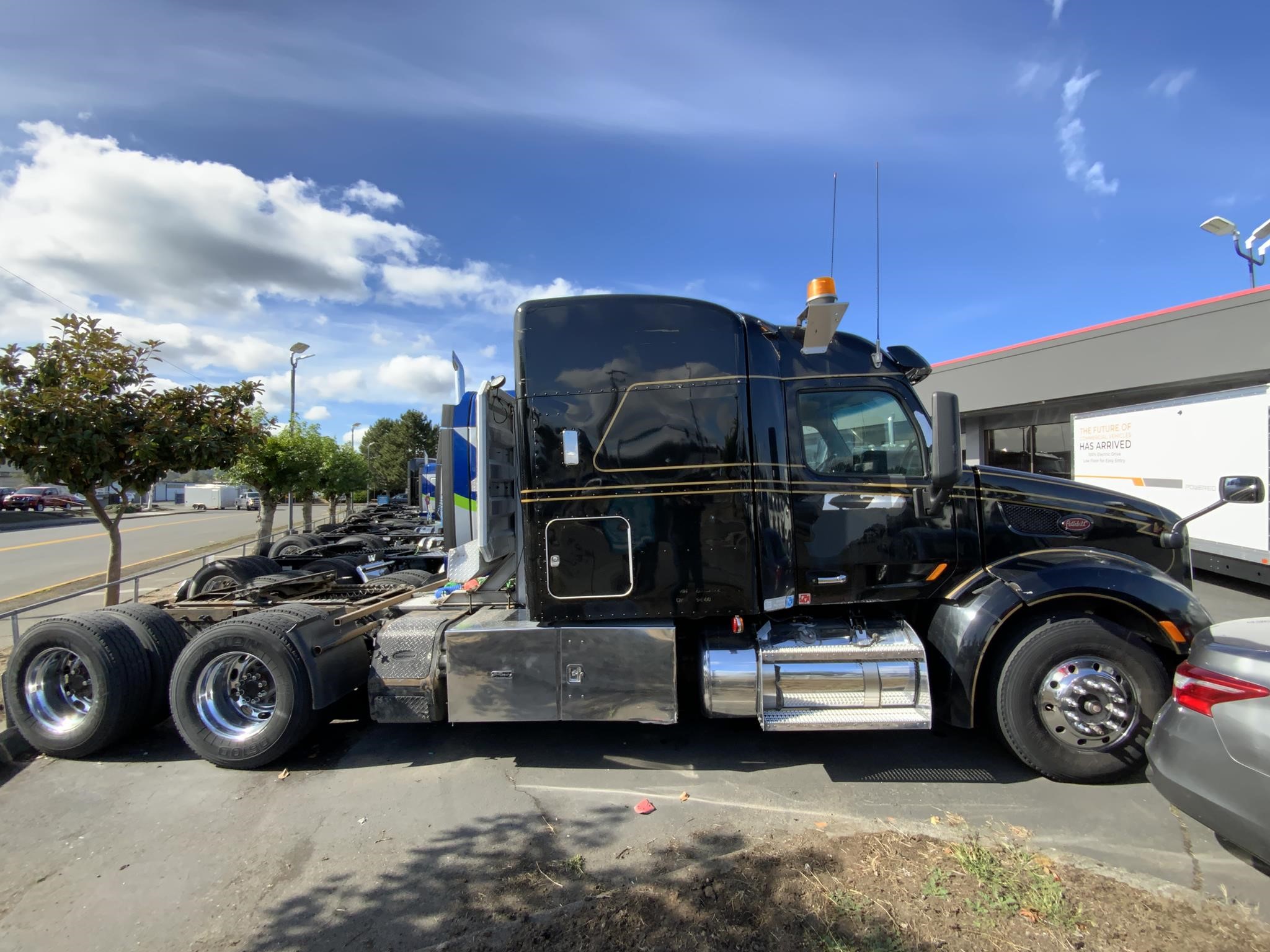 2014 PETERBILT 579 2014 PETERBILT 579 - image 2 of 2